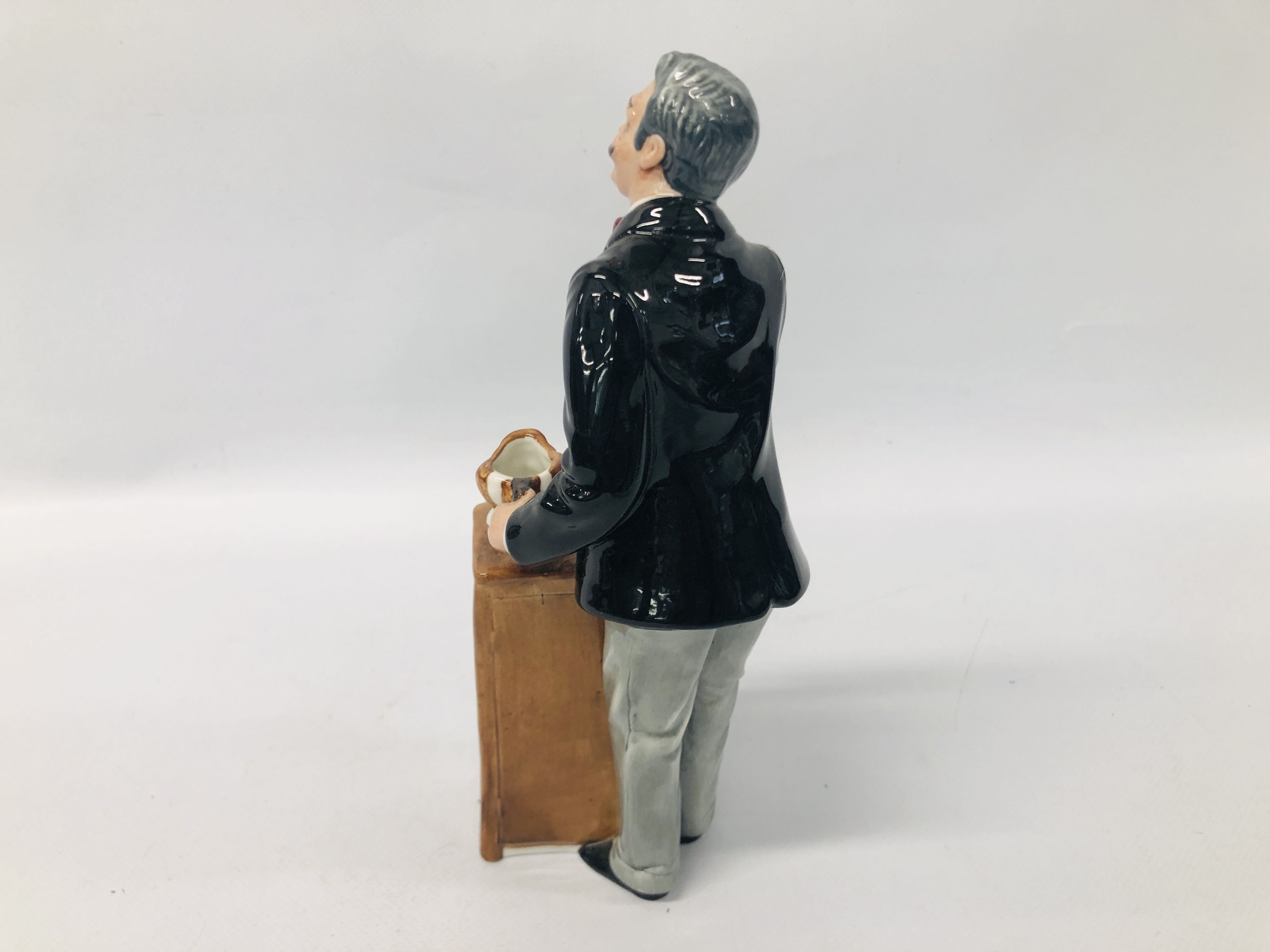 ROYAL DOULTON FIGURE "THE AUCTIONEER" HN2988. - Image 5 of 6