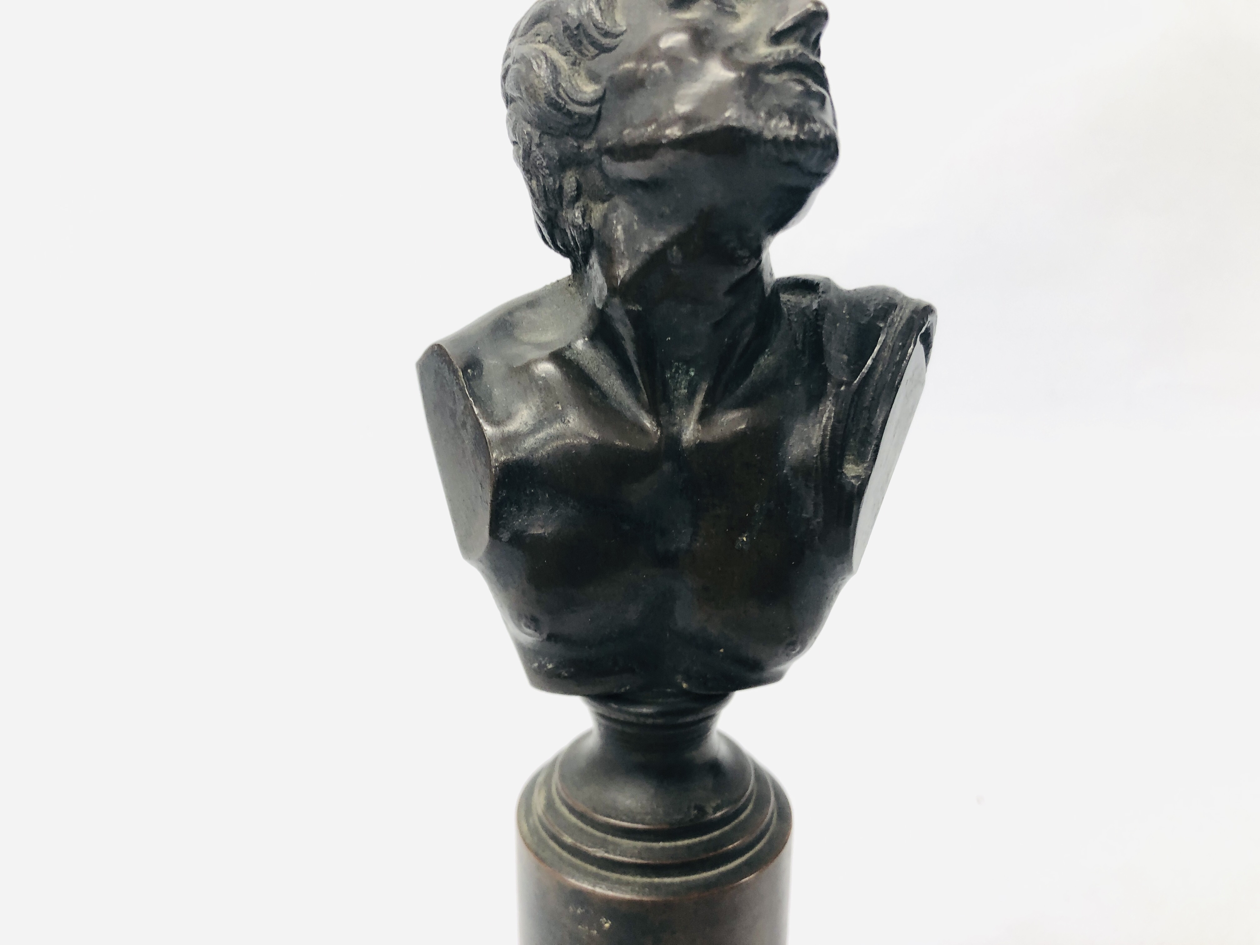 A BRONZE BUST OF A GENTLEMAN MOUNTED ON A COLUMN WITH SQUARE BASE, H 25CM. - Image 3 of 7