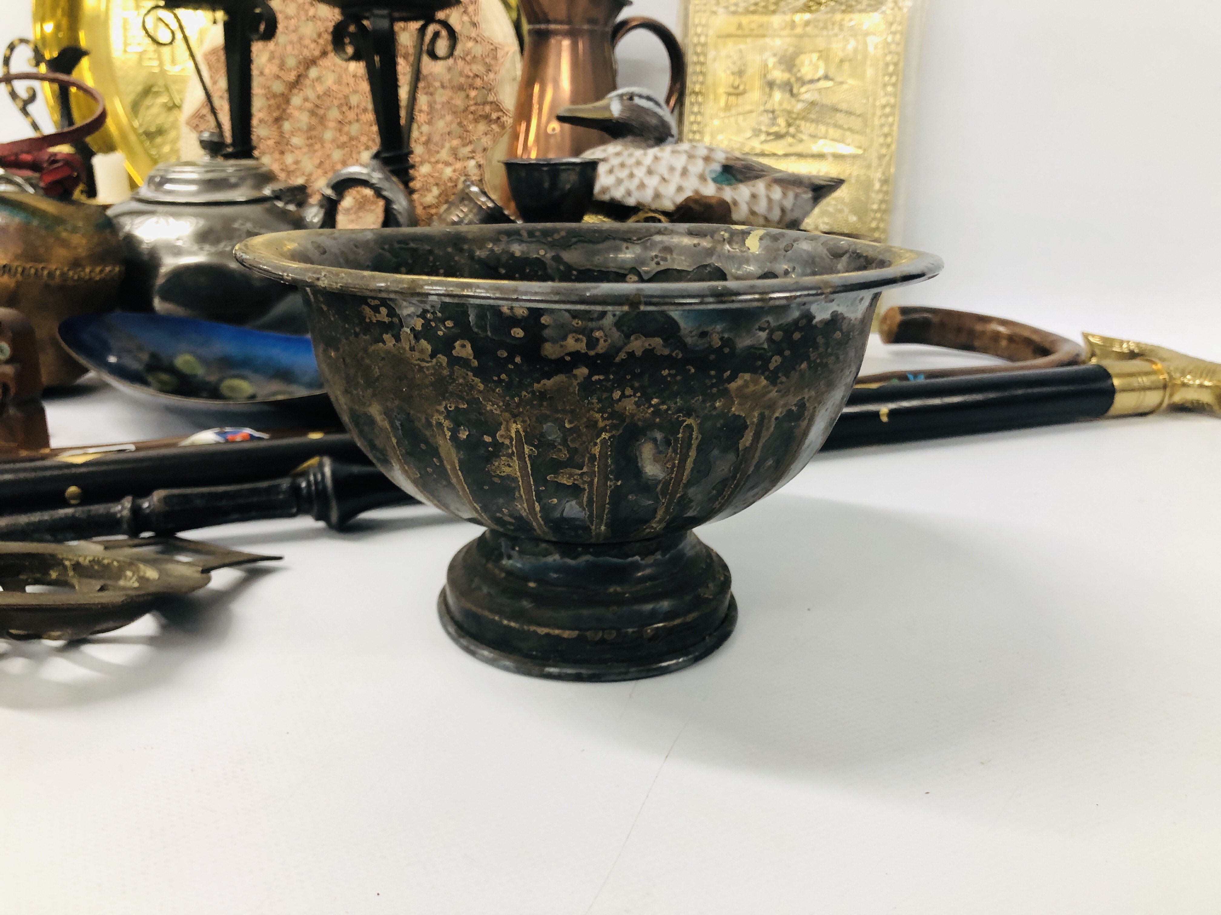 BOX OF ASSORTED METAL WARES TO INCLUDE THREE BRASS PLAQUES "A CHILD'S PRAYER", - Image 11 of 12