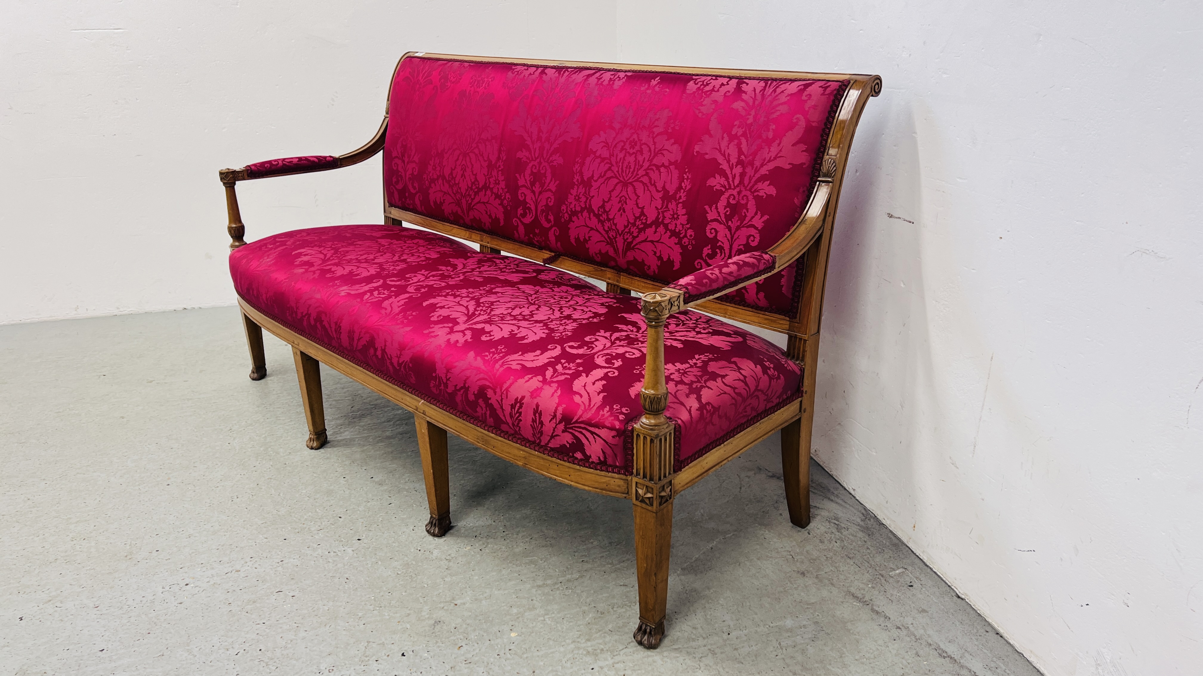 AN EDWARDIAN MAHOGANY FRAMED BENCH SEAT WITH CRIMSON UPHOLSTERED SEAT AND BACK LENGTH 177CM. - Bild 2 aus 12