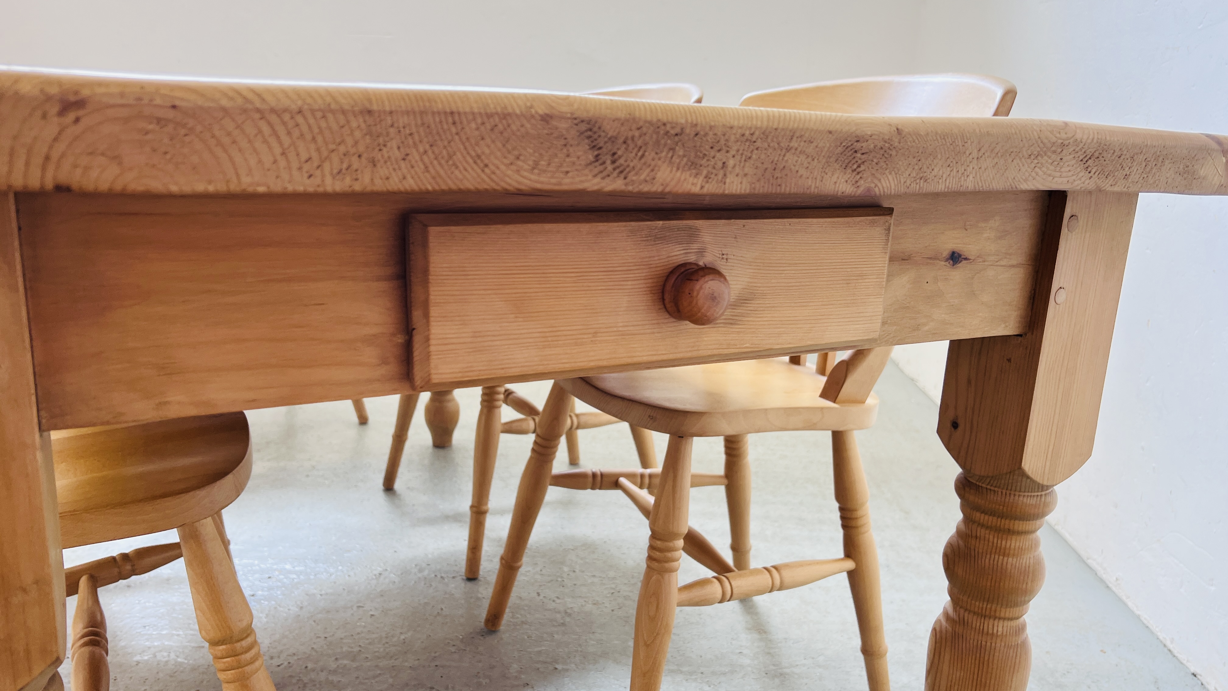 A HEAVY SOLID PINE FARMHOUSE KITCHEN TABLE ON TURNED LEG WITH DRAWER TO END W 90CM, - Bild 13 aus 15