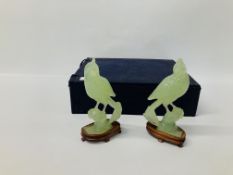 PAIR OF REPRODUCTION ORIENTAL BIRDS A/F IN FITTED DISPLAY BOX.