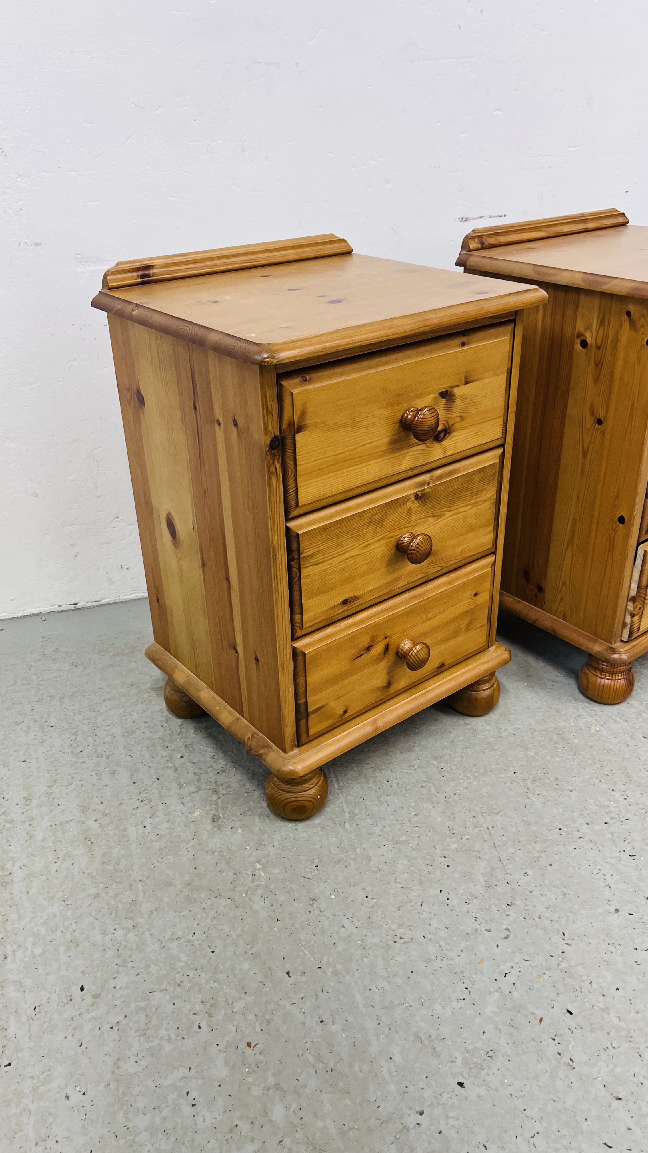 A PAIR OF GOOD QUALITY HONEY PINE THREE DRAWER BEDSIDE CABINETS WIDTH 46CM. DEPTH 40CM. HEIGHT 70CM. - Image 2 of 6