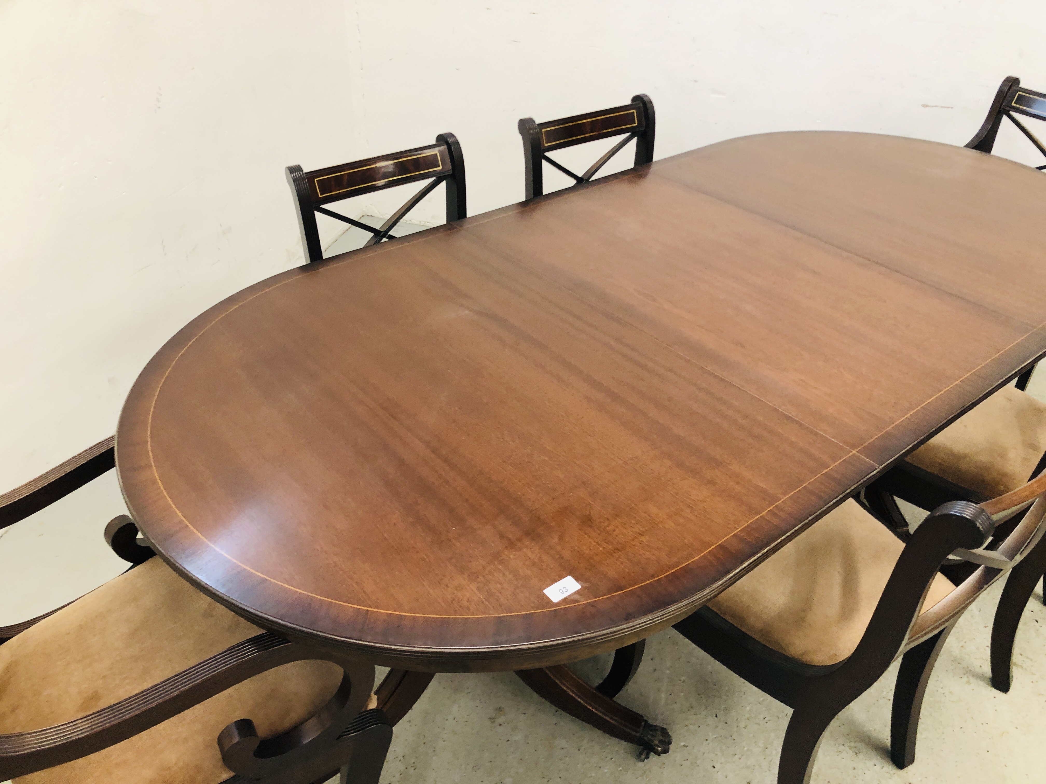 REPRODUCTION MAHOGANY FINISH TWIN PEDESTAL EXTENDING DINING TABLE ALONG WITH FOUR CHAIRS AND TWO - Bild 2 aus 6