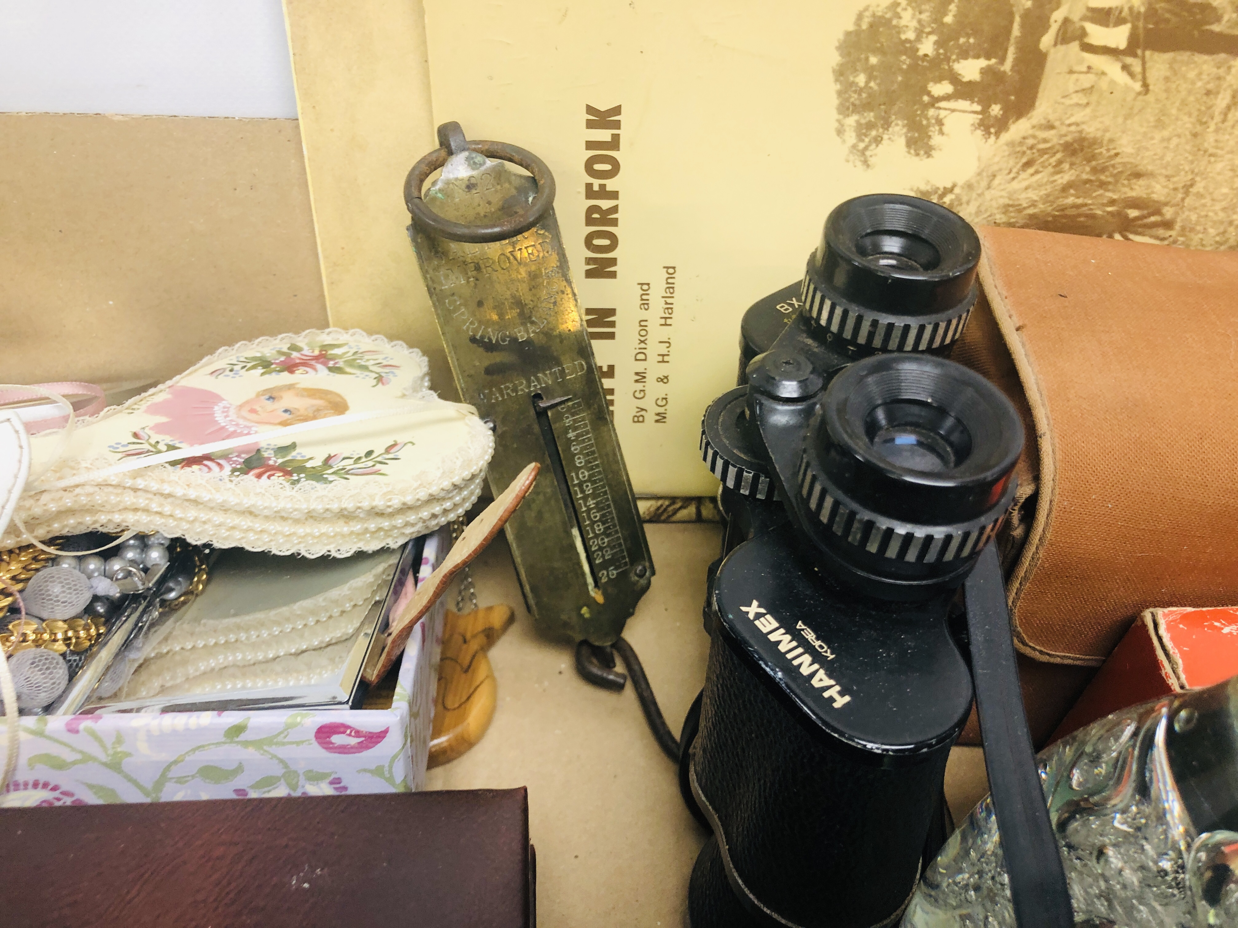 BOX OF MIXED COLLECTIBLES TO INCLUDE BINOCULARS, BROWNIE CAMERA, ART GLASS, STAFFORDSHIRE POTTERY, - Image 6 of 9