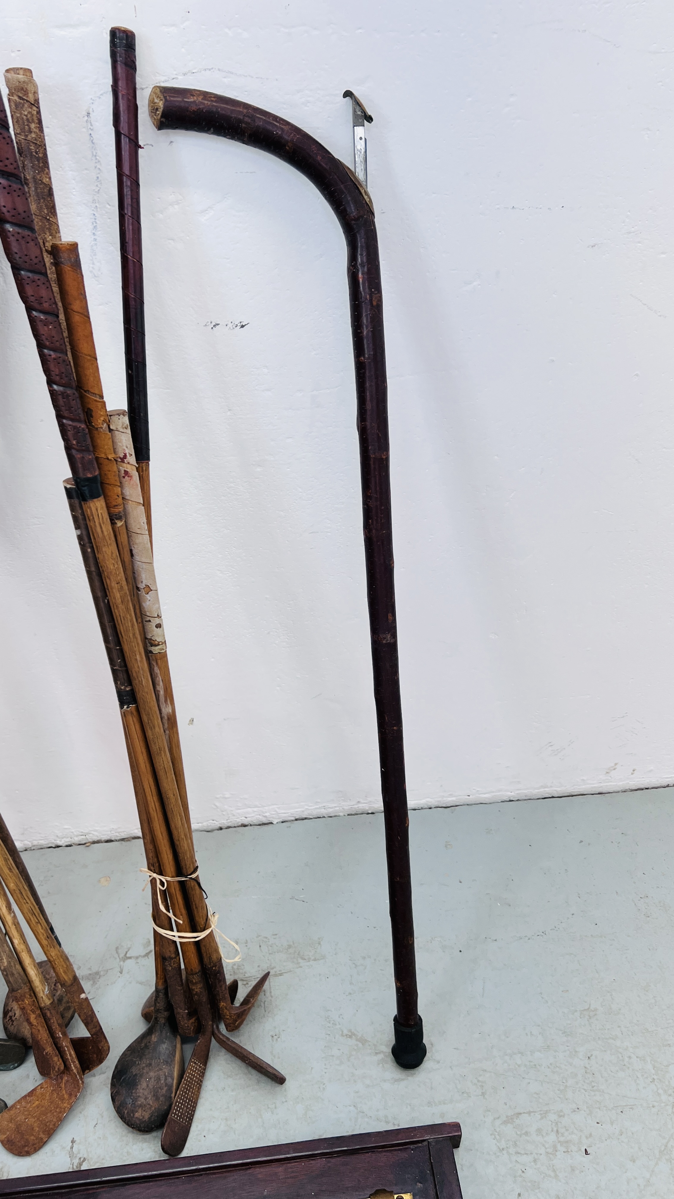 A GROUP OF 17 VINTAGE GOLF CLUBS TO INCLUDE FIVE HAVING BRASS ENDS ALONG WITH JOE DAVIS SNOOKER CUE - Image 6 of 7