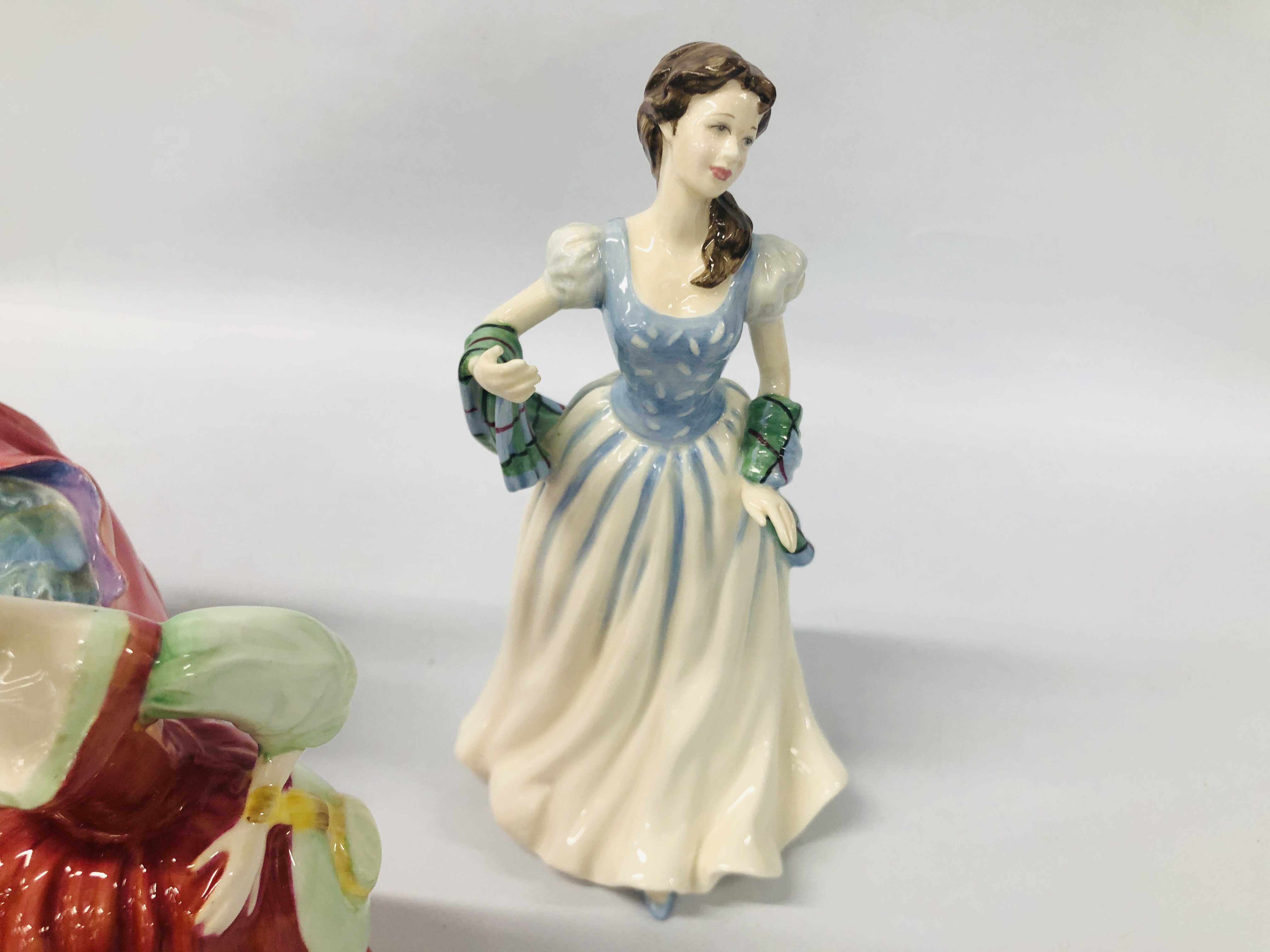 3 X ROYAL DOULTON FIGURINES TO INCLUDE FLOWER OF SCOTLAND HN4240 (LOSS TO THUMB), - Image 4 of 7