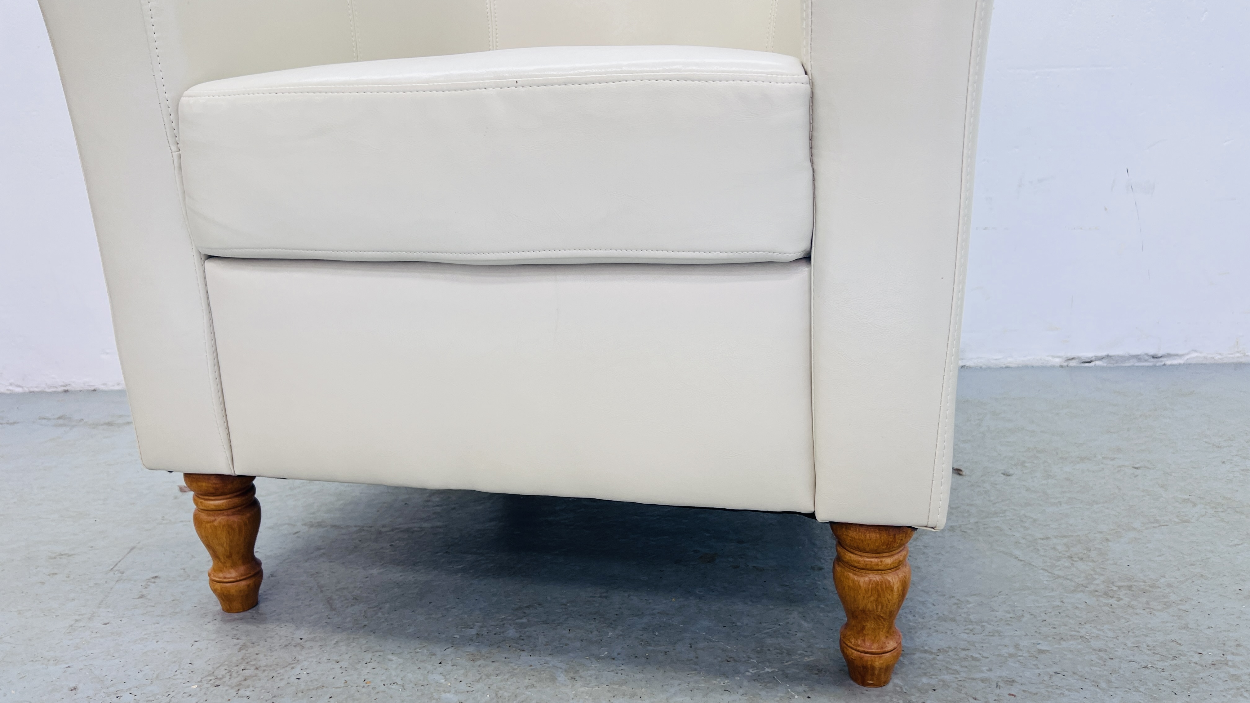 A MODERN CREAM FAUX LEATHER TUB CHAIR. - Image 4 of 5
