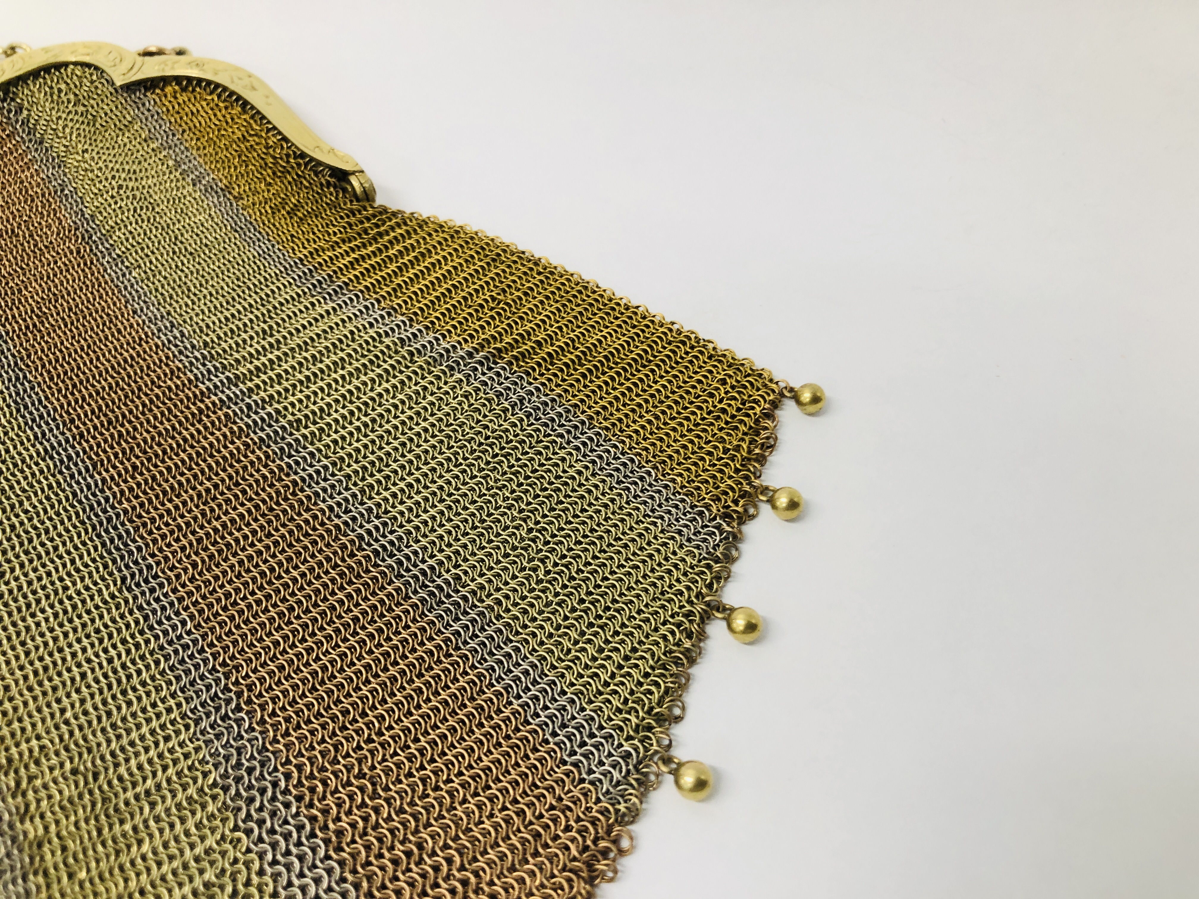VINTAGE CHAIN MAIL PURSES YELLOW METAL TRI-COLOURED DESIGN (INDISTINCT MARKS). - Image 3 of 10