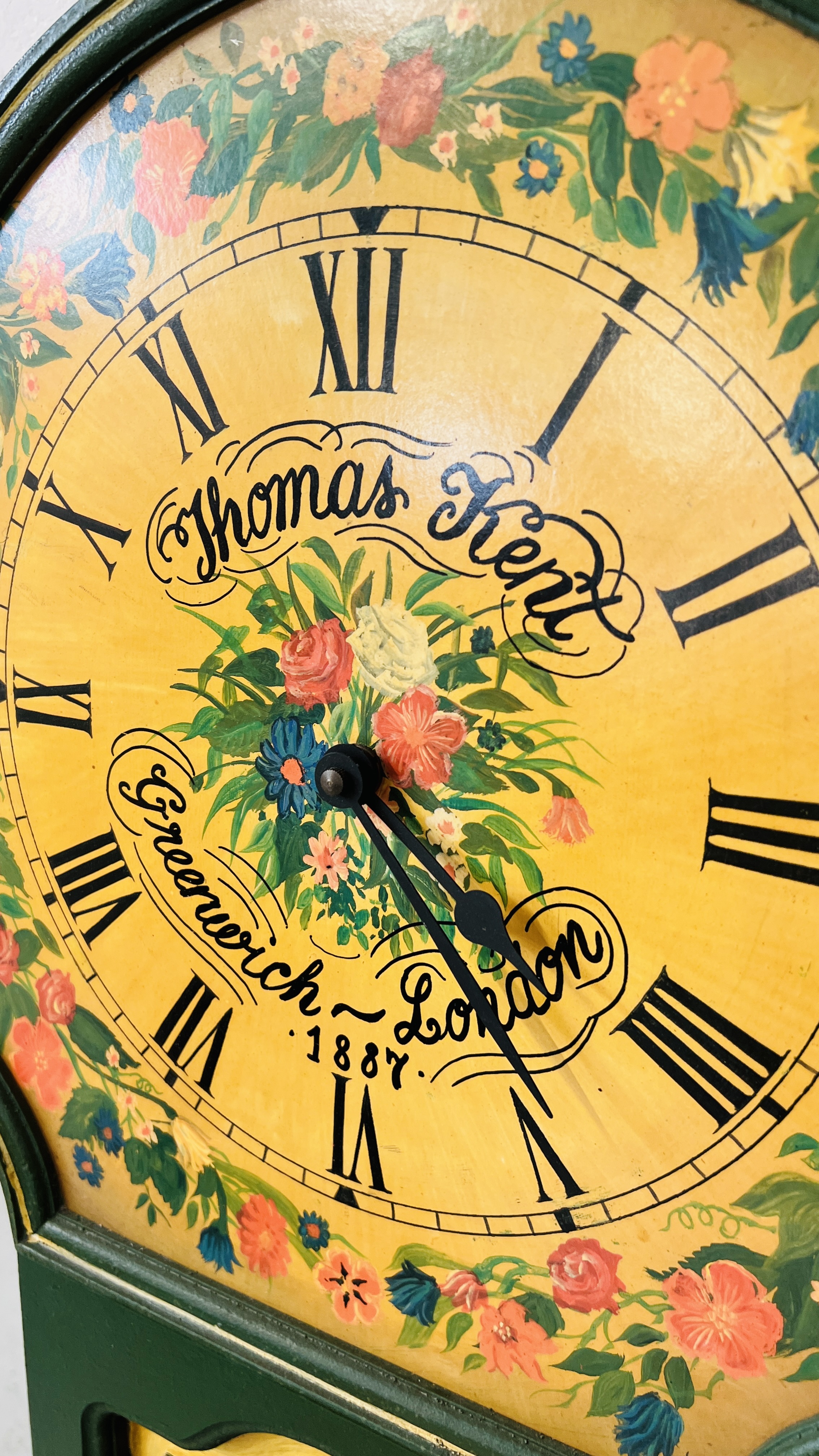 REPRODUCTION HANDPAINTED WALL CLOCK WITH QUARTZ MOVEMENT WITH DIAL MARKED THOMAS KENT. - Image 3 of 5