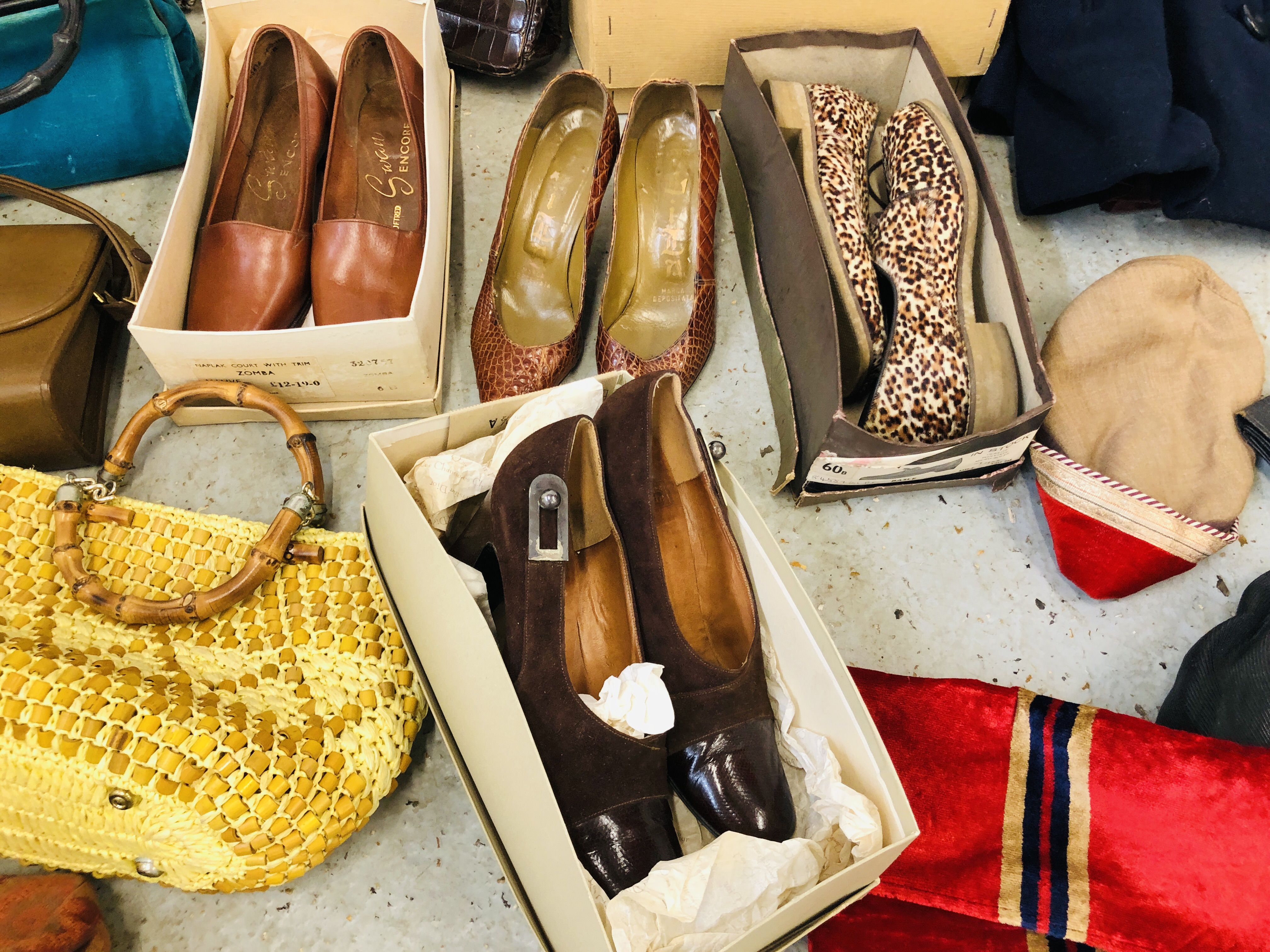 BOX CONTAINING AN ASSORTMENT OF VINTAGE LADIES CLOTHING, HANDBAGS, - Image 2 of 10