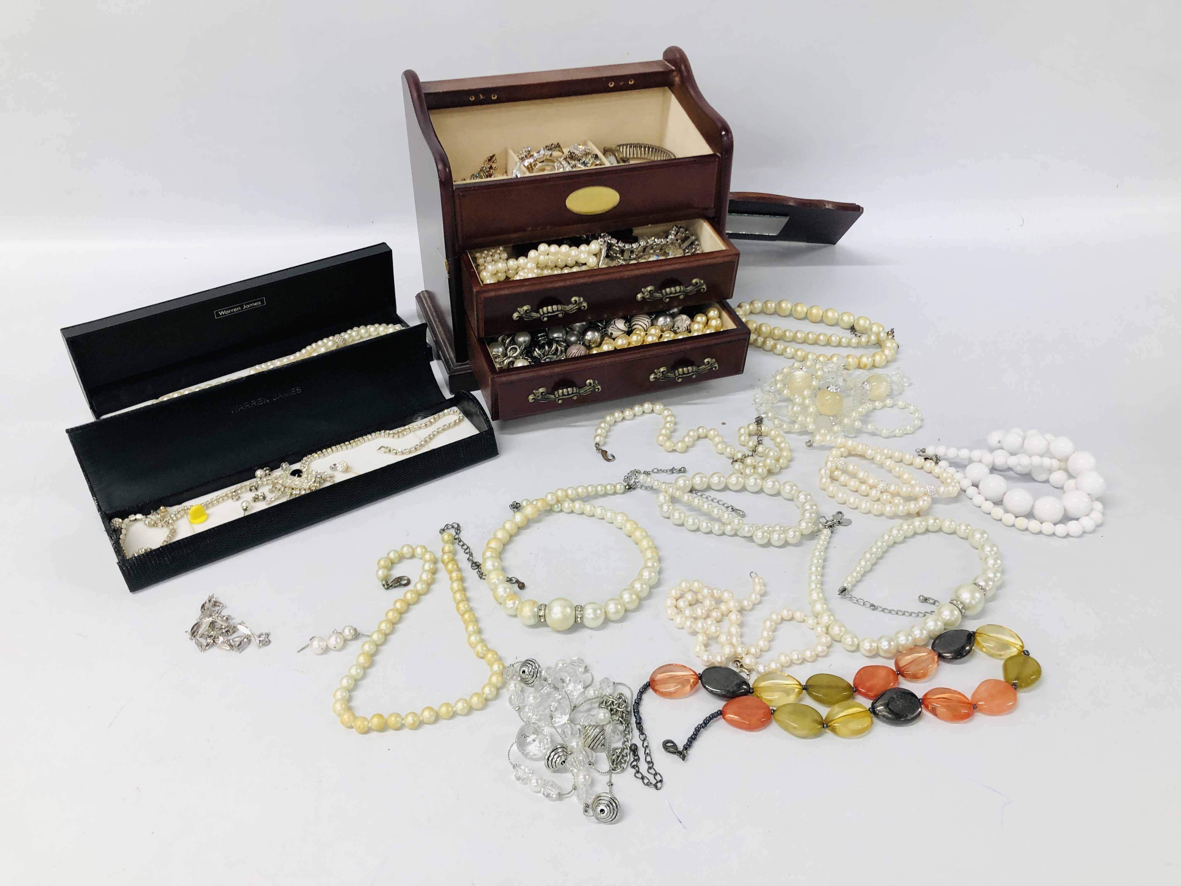 A COLLECTION OF COSTUME JEWELLERY TO INCLUDE SIX VARIOUS SILVER RINGS, BROOCHES, NECKLACES,