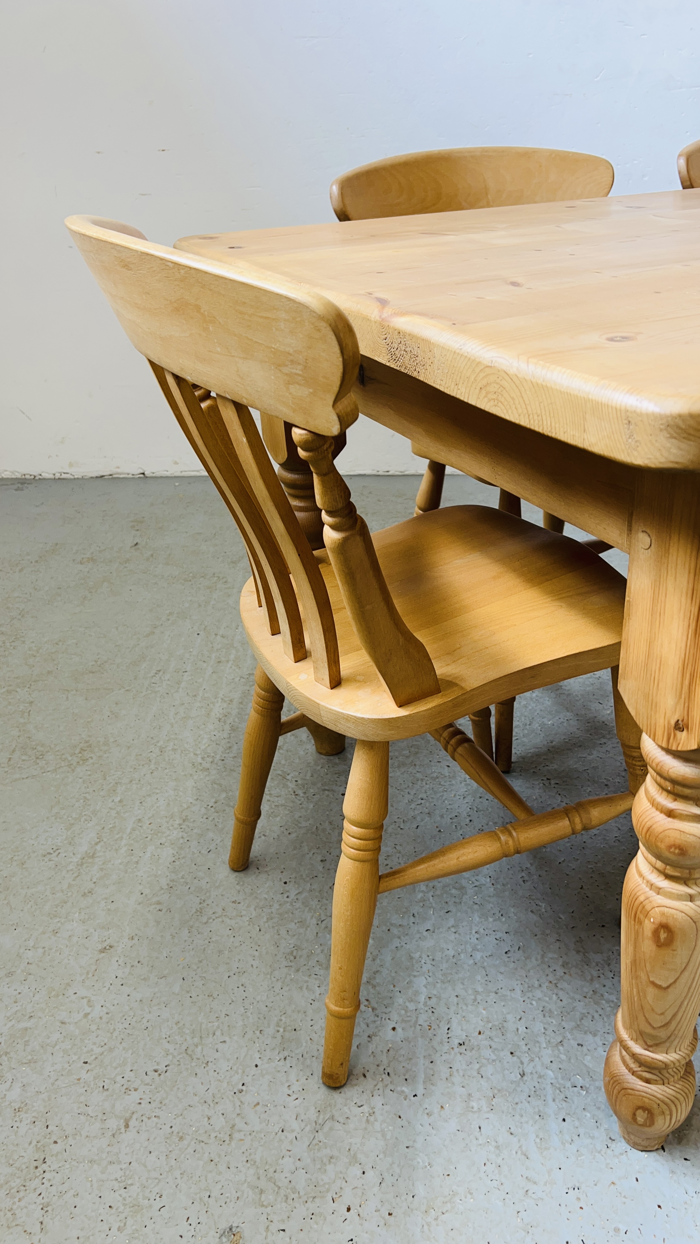A HEAVY SOLID PINE FARMHOUSE KITCHEN TABLE ON TURNED LEG WITH DRAWER TO END W 90CM, - Bild 4 aus 15