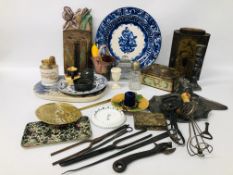 COLLECTION OF VINTAGE KITCHENALIA AND COLLECTIBLES TO INCLUDE INK WELLS, DRAINER, WHISKS,
