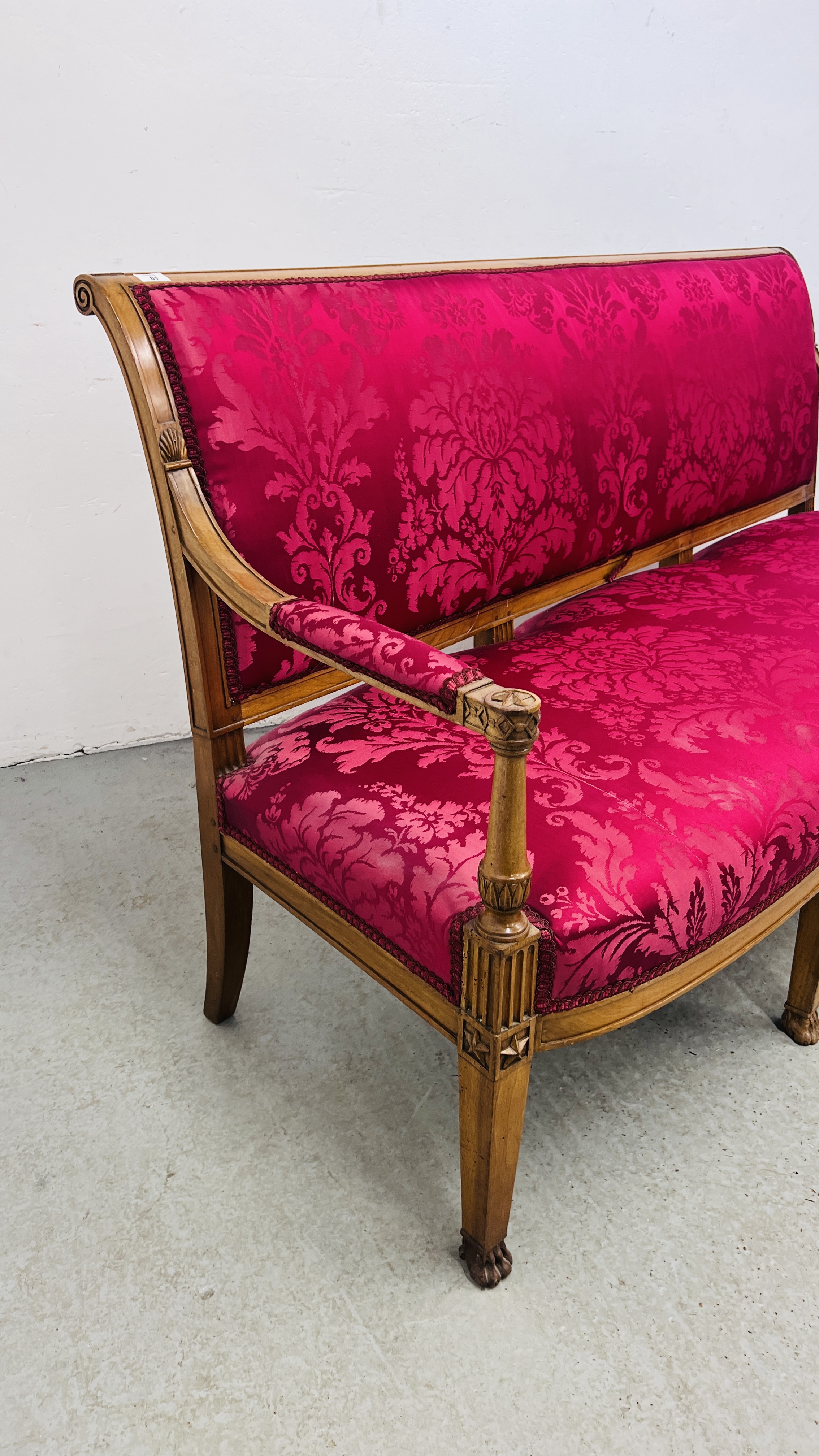 AN EDWARDIAN MAHOGANY FRAMED BENCH SEAT WITH CRIMSON UPHOLSTERED SEAT AND BACK LENGTH 177CM. - Bild 5 aus 12