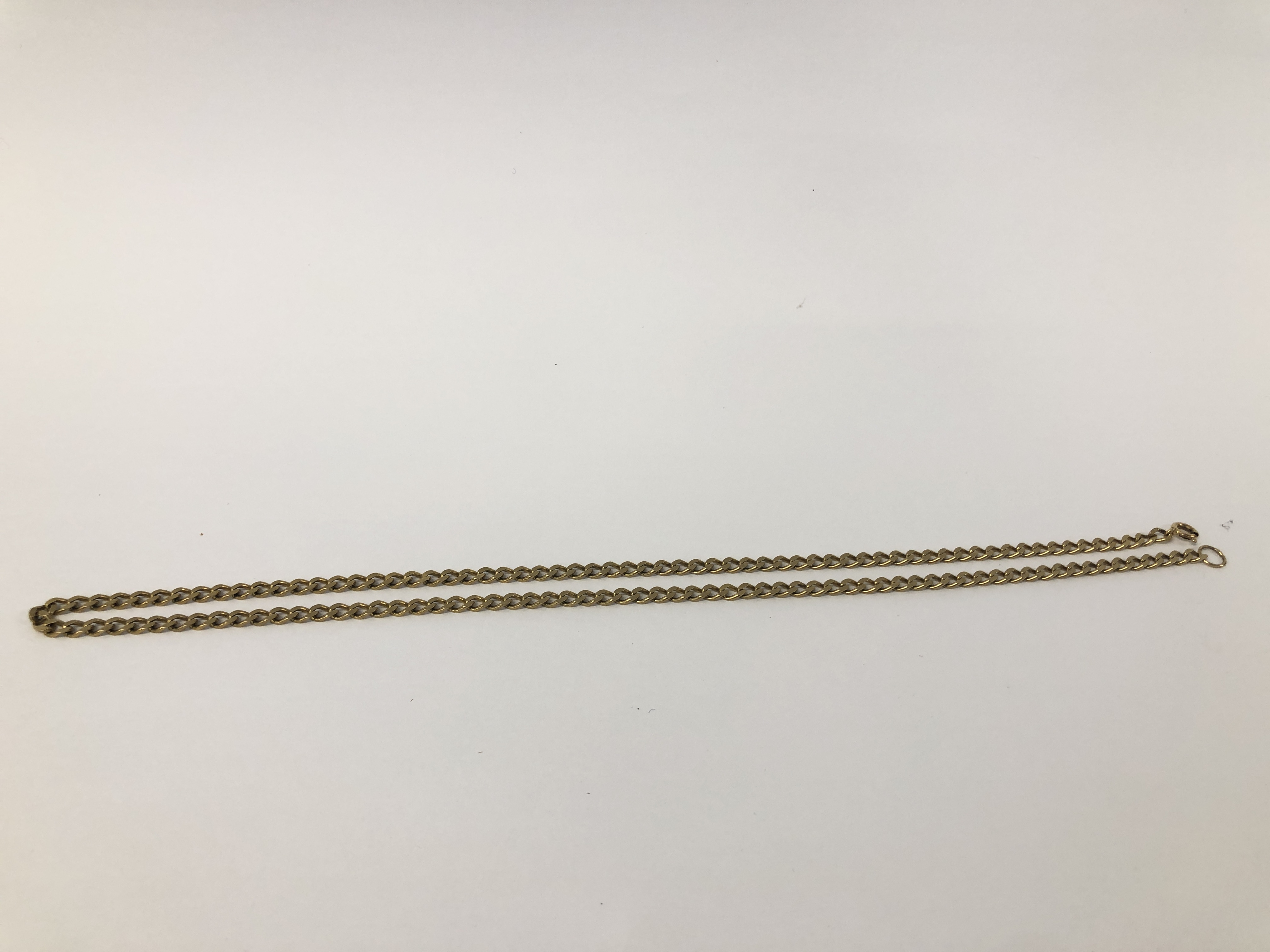A 9CT GOLD CHAIN NECKLACE WITH FLAT OVAL LINKS, L 51CM.