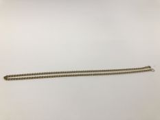 A 9CT GOLD CHAIN NECKLACE WITH FLAT OVAL LINKS, L 51CM.