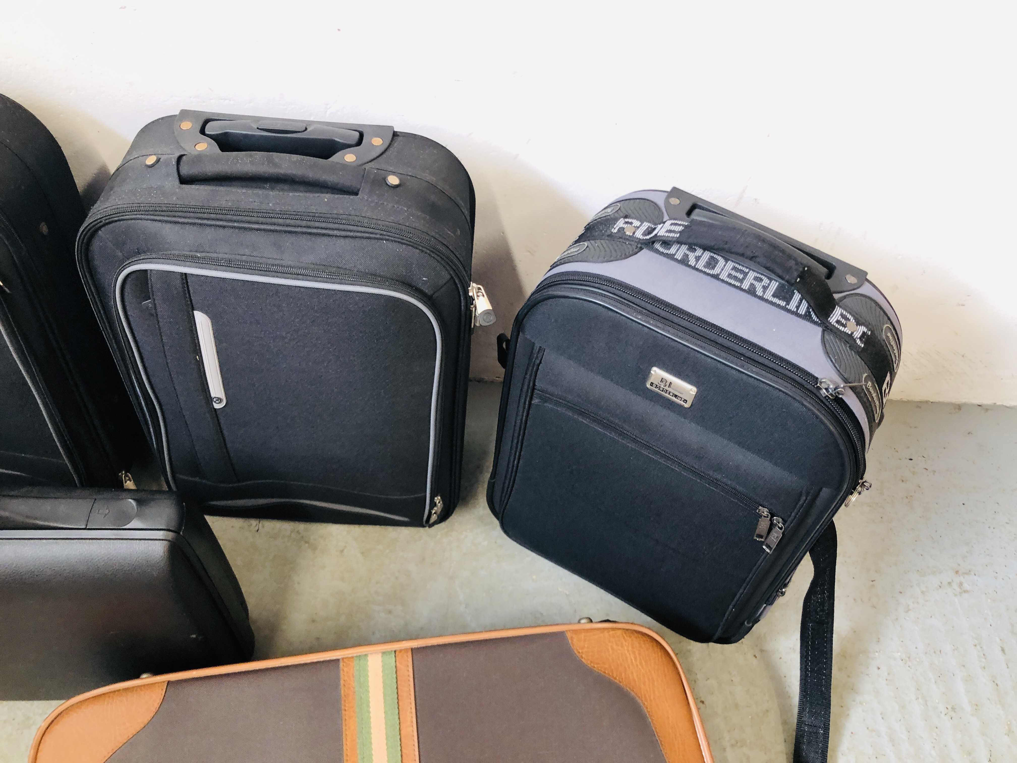 4 X ASSORTED BLACK HOLDALL / LUGGAGE CASES + A BRIEF CASE AND ONE OTHER SUITCASE AND HARDCASE. - Image 3 of 5