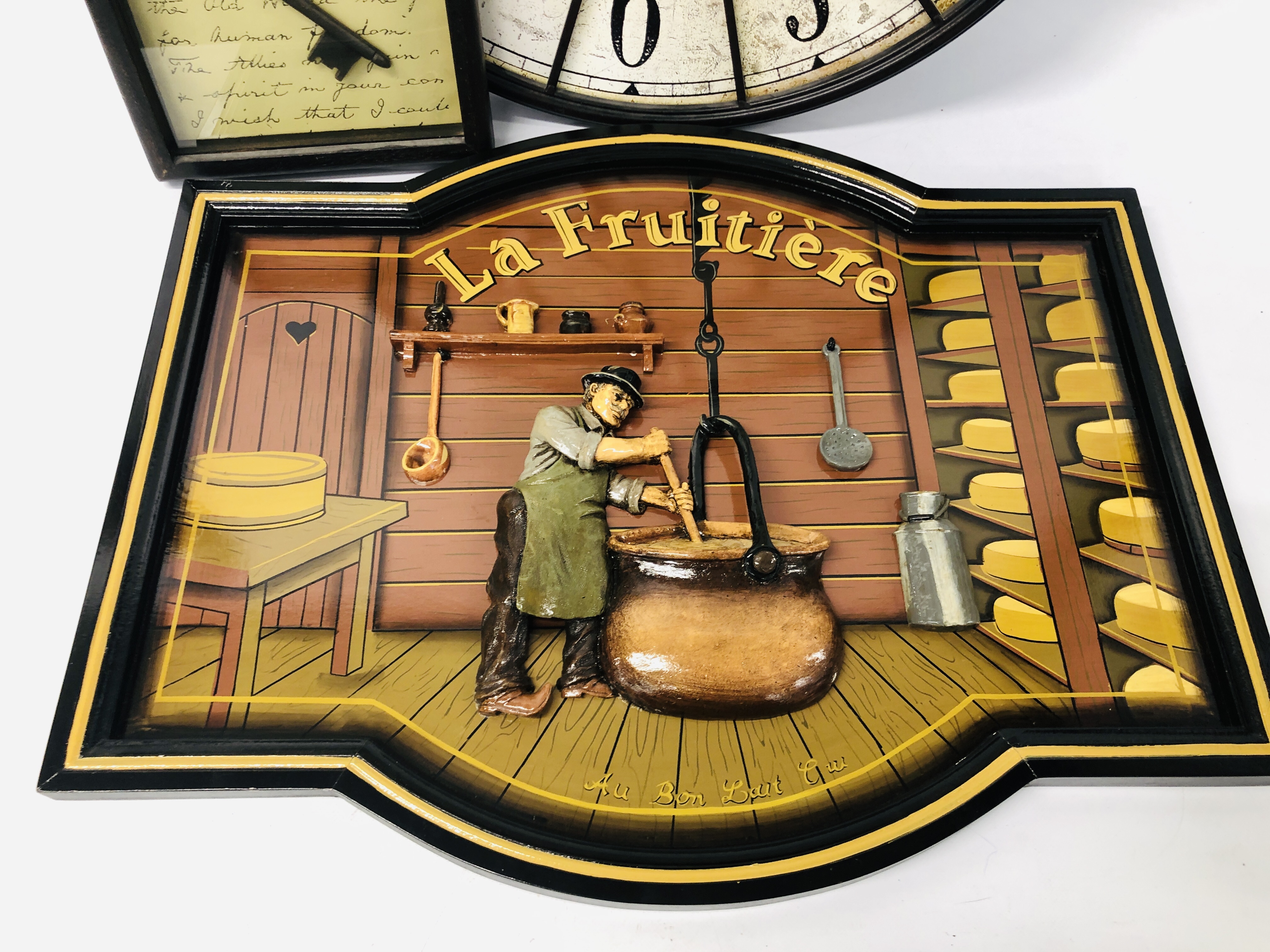 A METAL CRAFT "CHATEAU RENIER" FRAMED WALL CLOCK ALONG WITH KEY, - Bild 5 aus 5