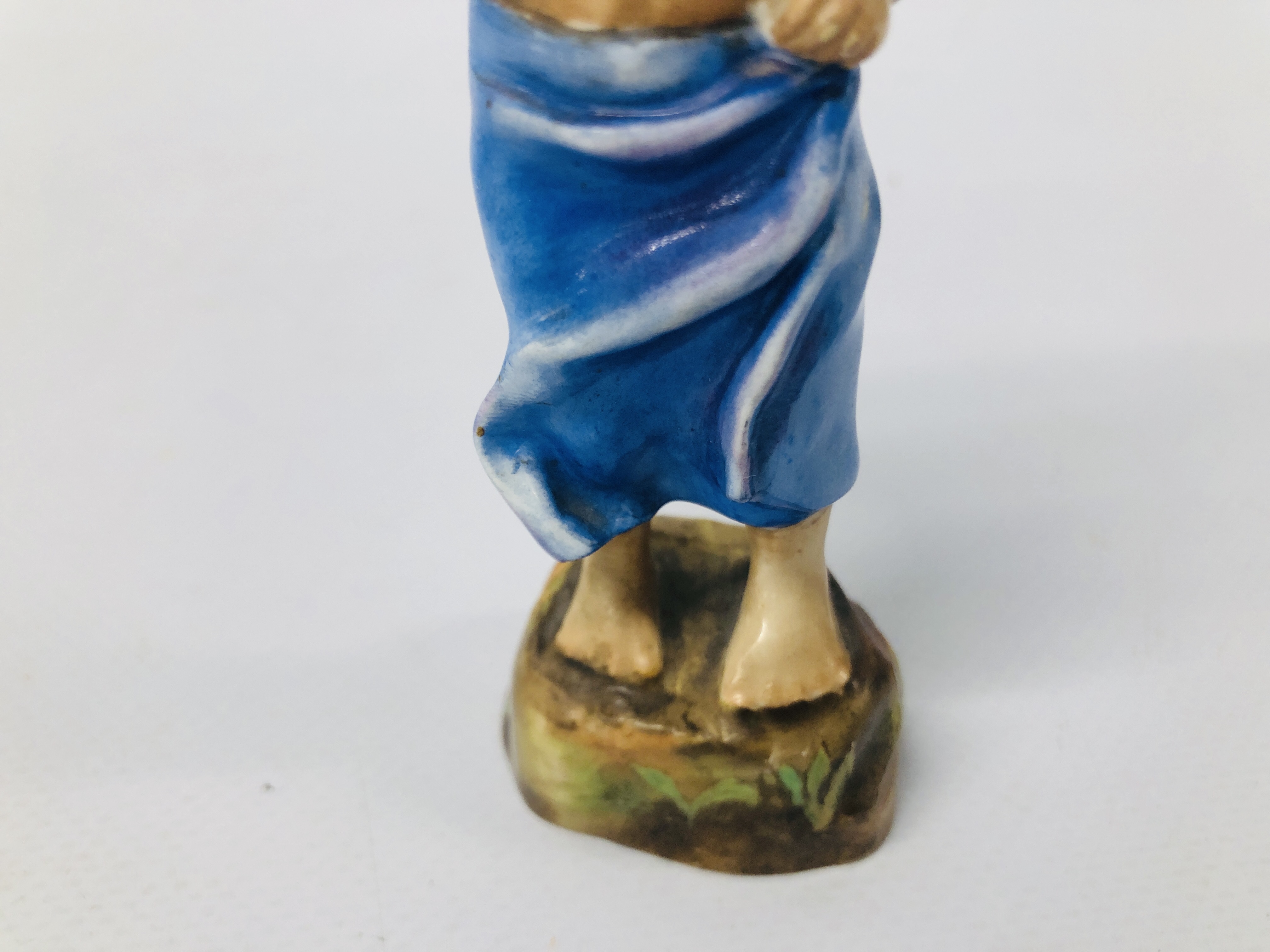 A ROYAL WORCESTER FIGURE "BURMAH 3068" BY F. DOUGHTY, H 12CM. - Image 4 of 10