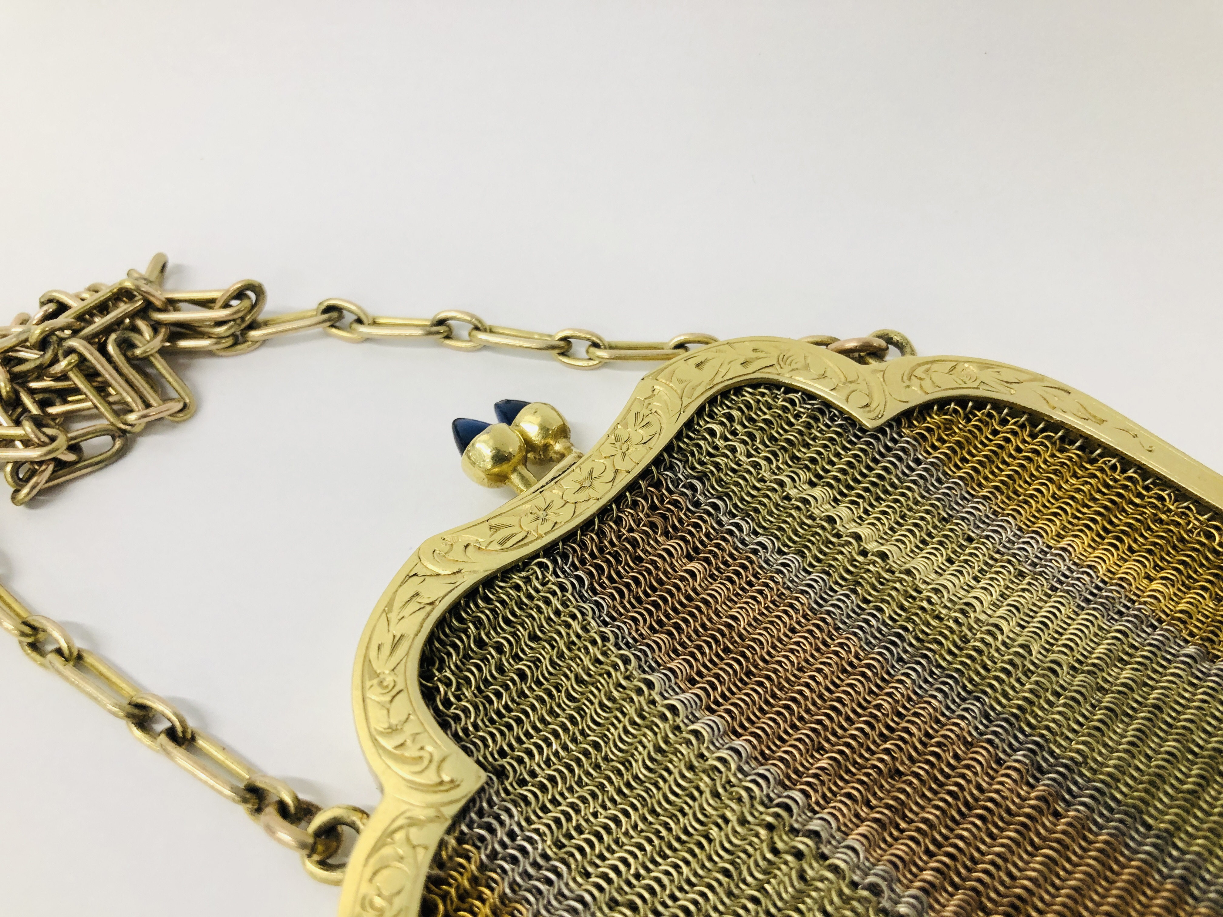 VINTAGE CHAIN MAIL PURSES YELLOW METAL TRI-COLOURED DESIGN (INDISTINCT MARKS). - Image 5 of 10