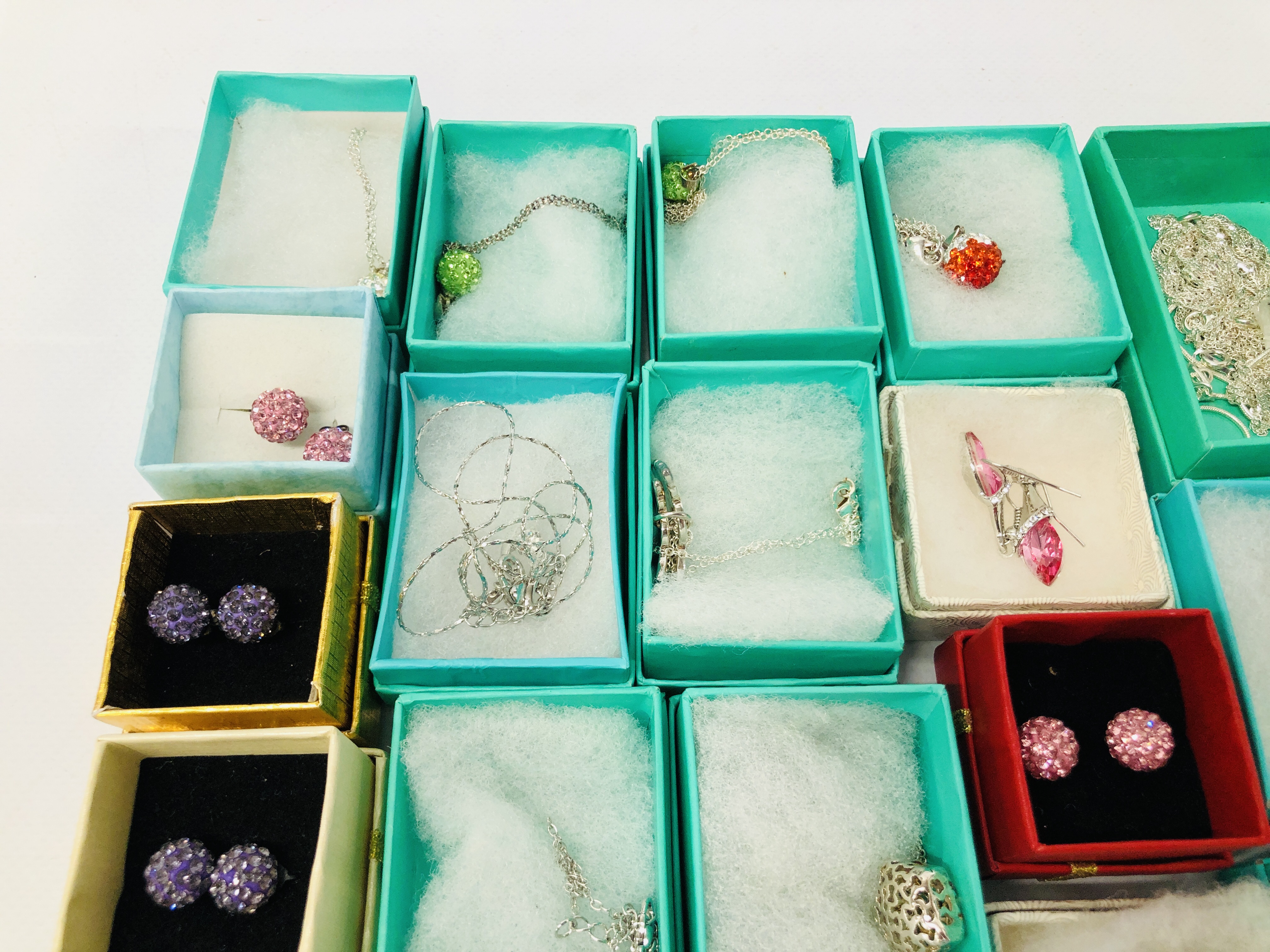 BOX OF ASSORTED GOOD QUALITY COSTUME JEWELLERY TO INCLUDE SOME SILVER, NECKLACES, EARRINGS ETC. - Image 4 of 9