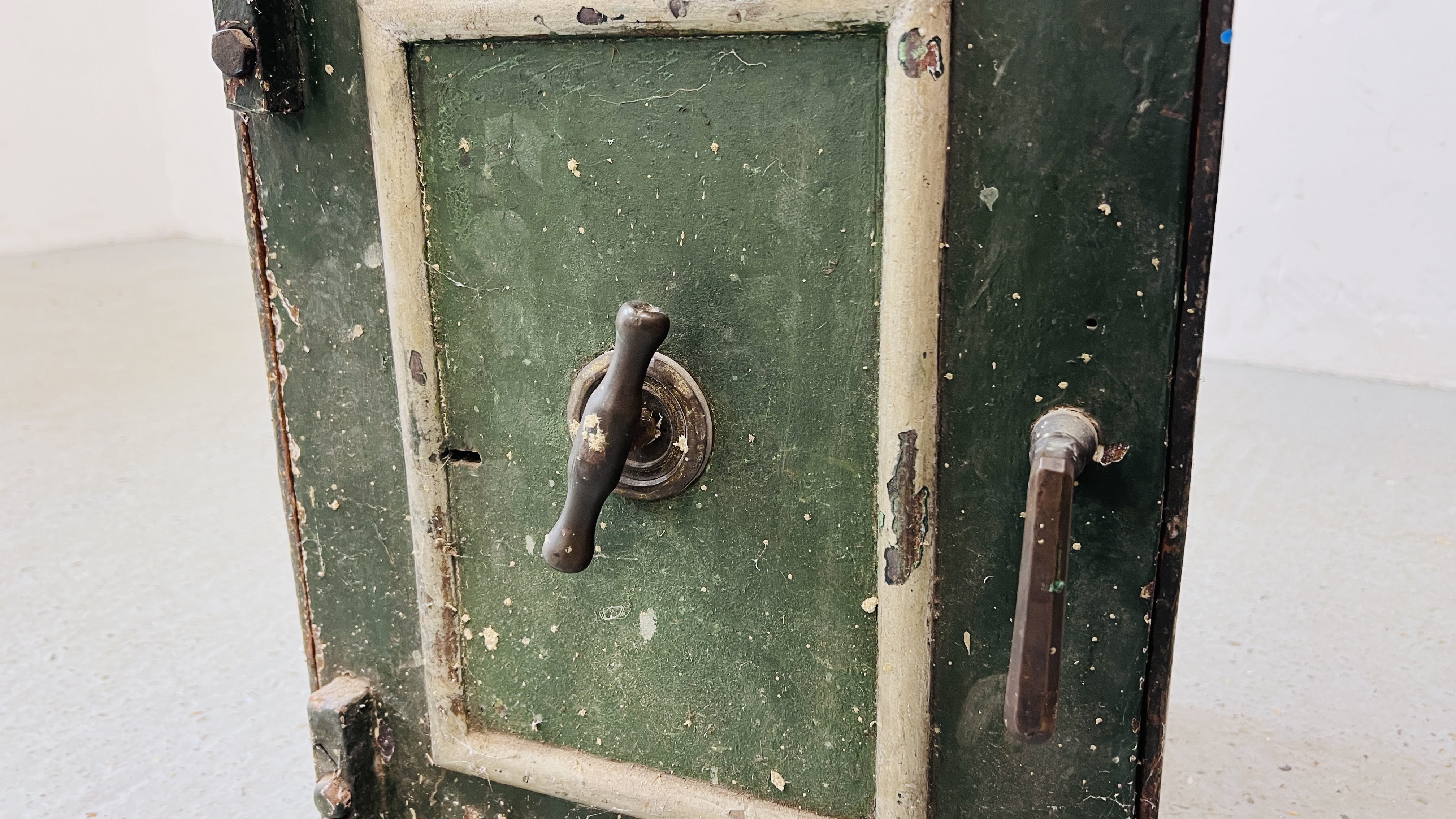 VINTAGE STEEL SAFE W 35.5CM, D 36CM, H 48CM. - Image 3 of 10