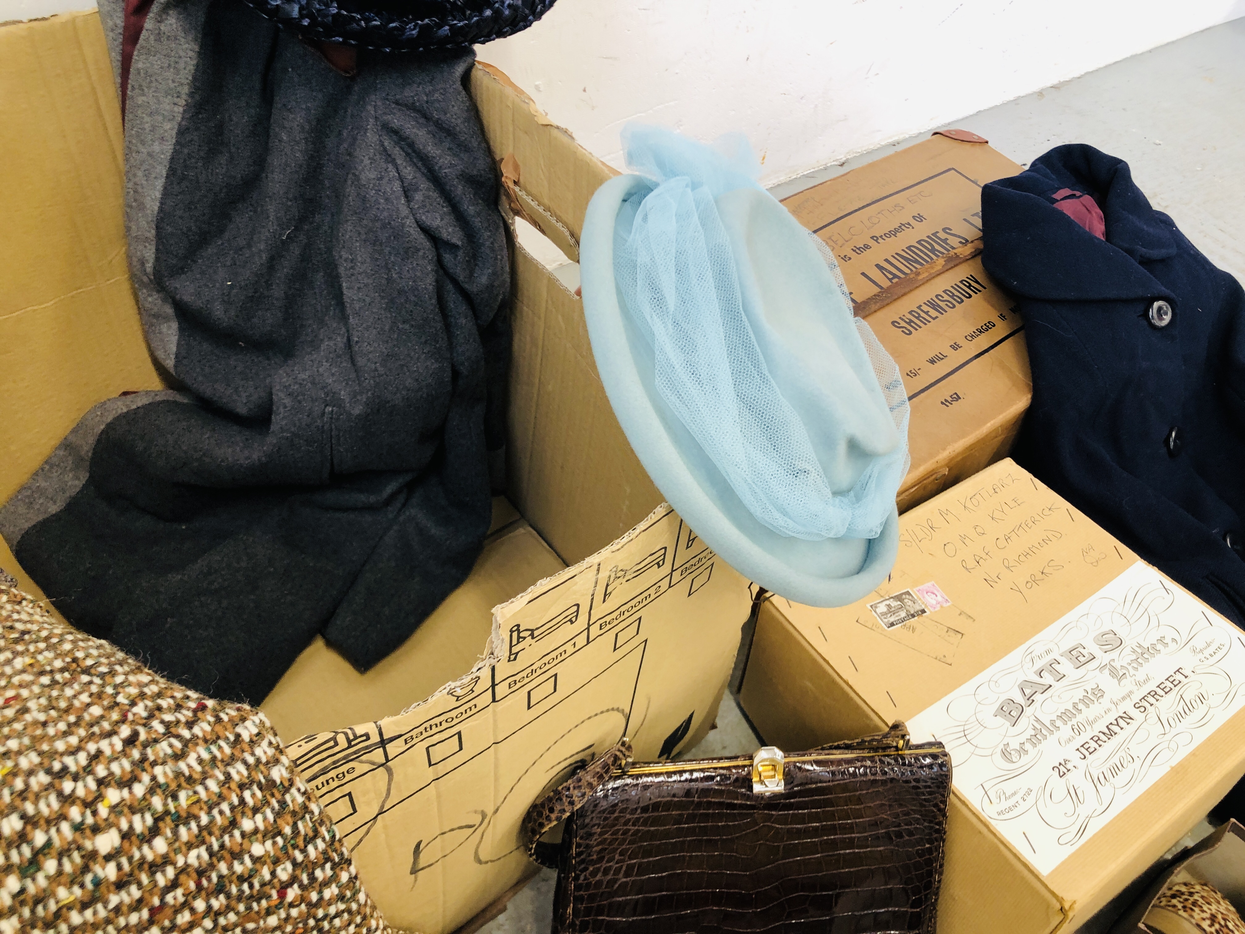 BOX CONTAINING AN ASSORTMENT OF VINTAGE LADIES CLOTHING, HANDBAGS, - Image 8 of 10