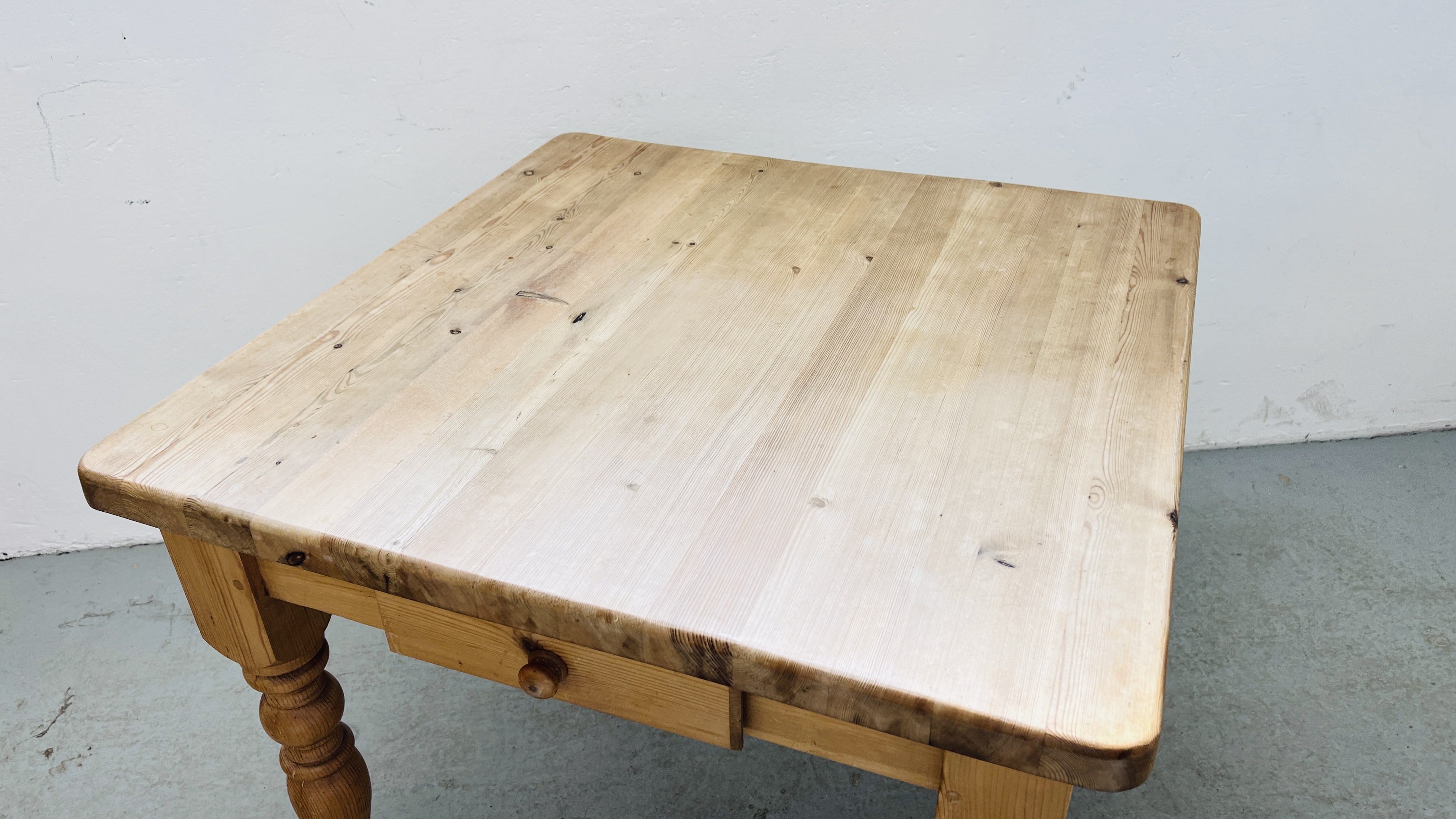 A MODERN HEAVY SOLID PINE KITCHEN TABLE ON TURNED LEGS WITH DRAWER W 90CM, D 91CM. - Image 2 of 7