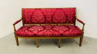 AN EDWARDIAN MAHOGANY FRAMED BENCH SEAT WITH CRIMSON UPHOLSTERED SEAT AND BACK LENGTH 177CM.