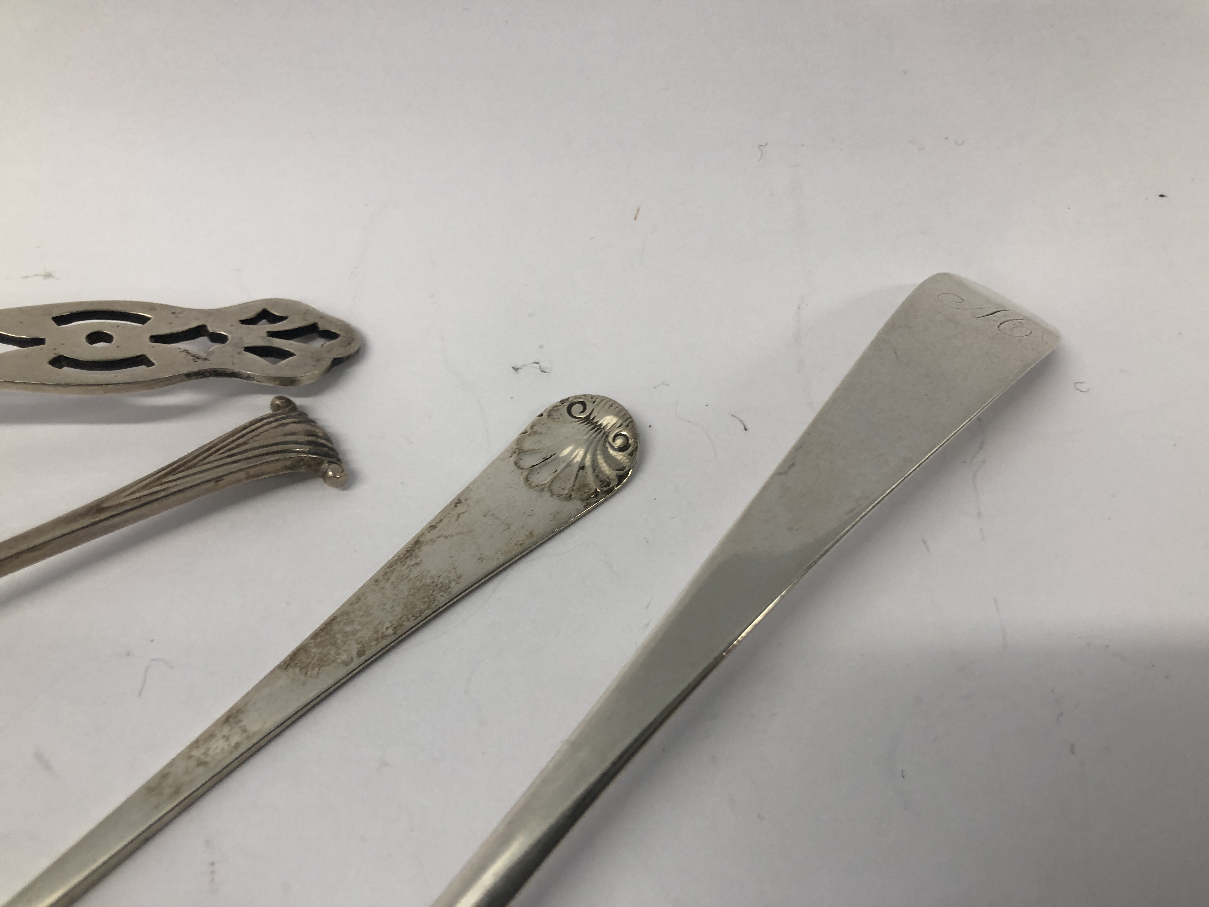 A SILVER PICKLE FORK, SHELL PATTERN, SHEFFIELD 1902, ALONG WITH A DESSERT SPOON, EDINBURGH ASSAY, - Image 3 of 8