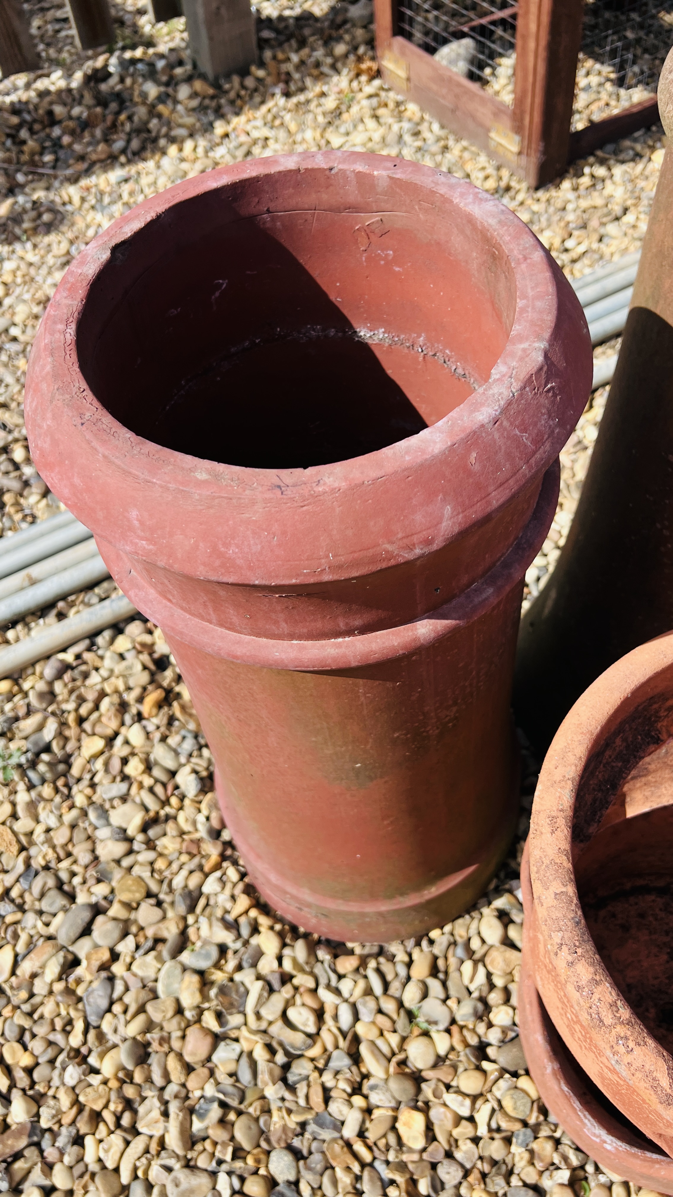 TWO TERRACOTTA CHIMNEY POTS ALONG WITH A TERRACOTTA PLANT POT - Image 4 of 4