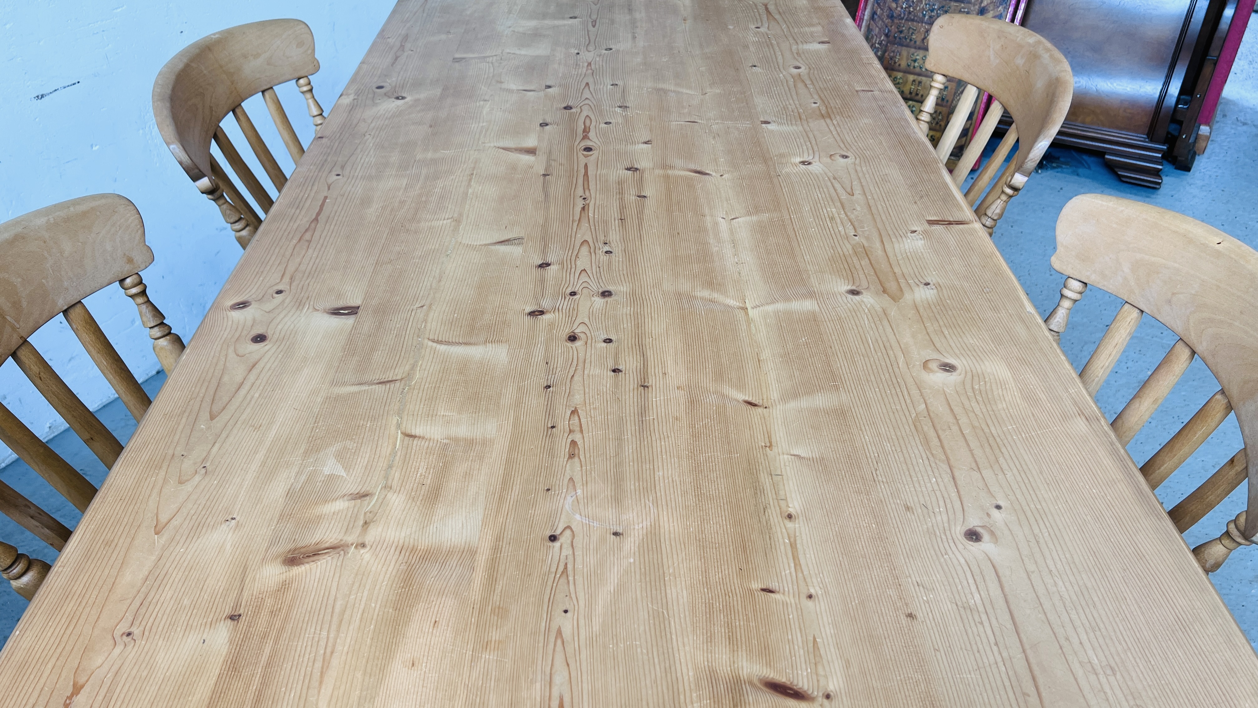 A HEAVY SOLID PINE FARMHOUSE KITCHEN TABLE ON TURNED LEG WITH DRAWER TO END W 90CM, - Bild 8 aus 15