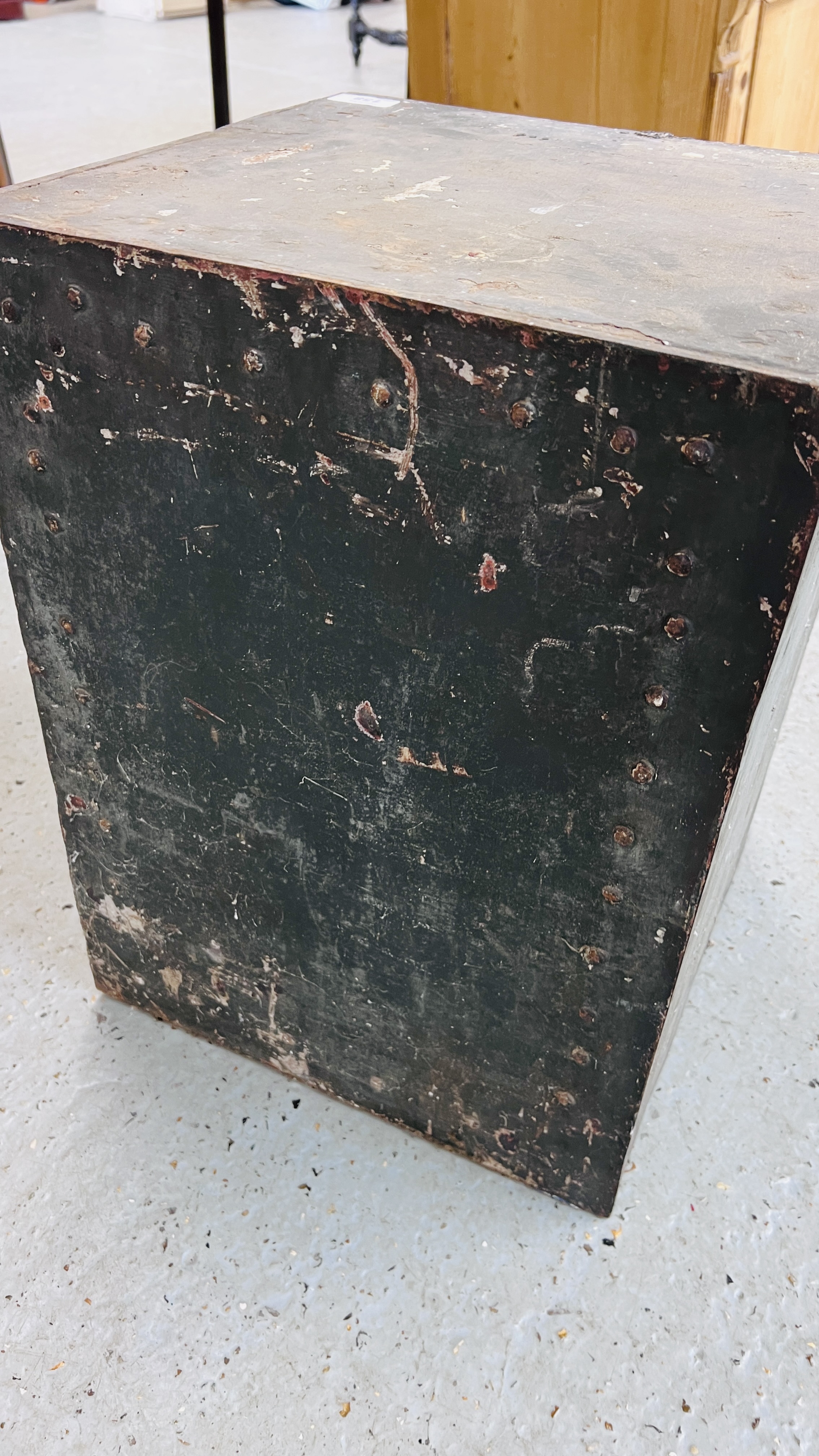 VINTAGE STEEL SAFE W 35.5CM, D 36CM, H 48CM. - Image 7 of 10