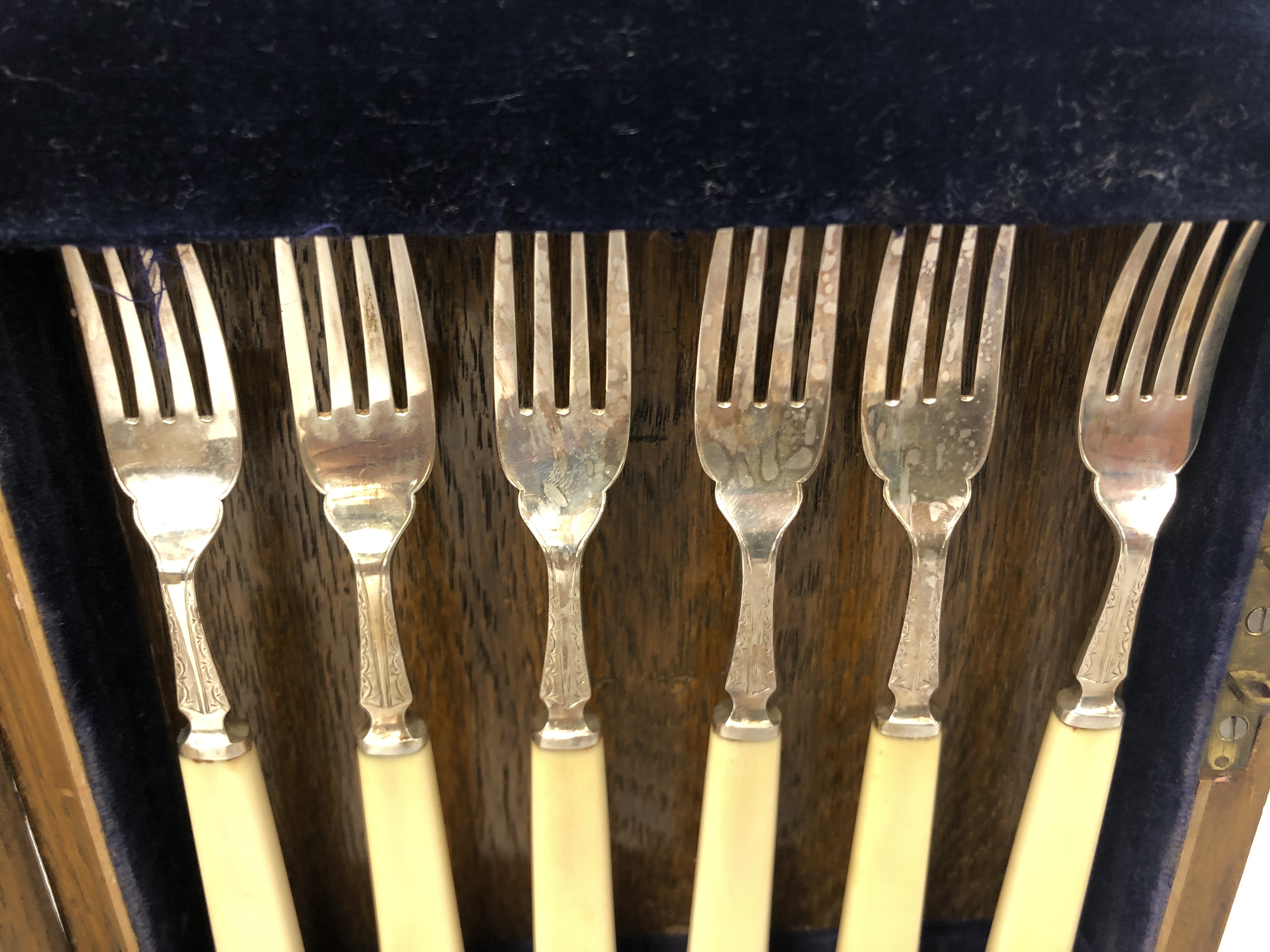 A CASED SET OF 6 SILVER FISH KNIVES AND FORKS WITH BONE HANDLES - OVERALL WEIGHT 370g INCLUDING - Image 2 of 7