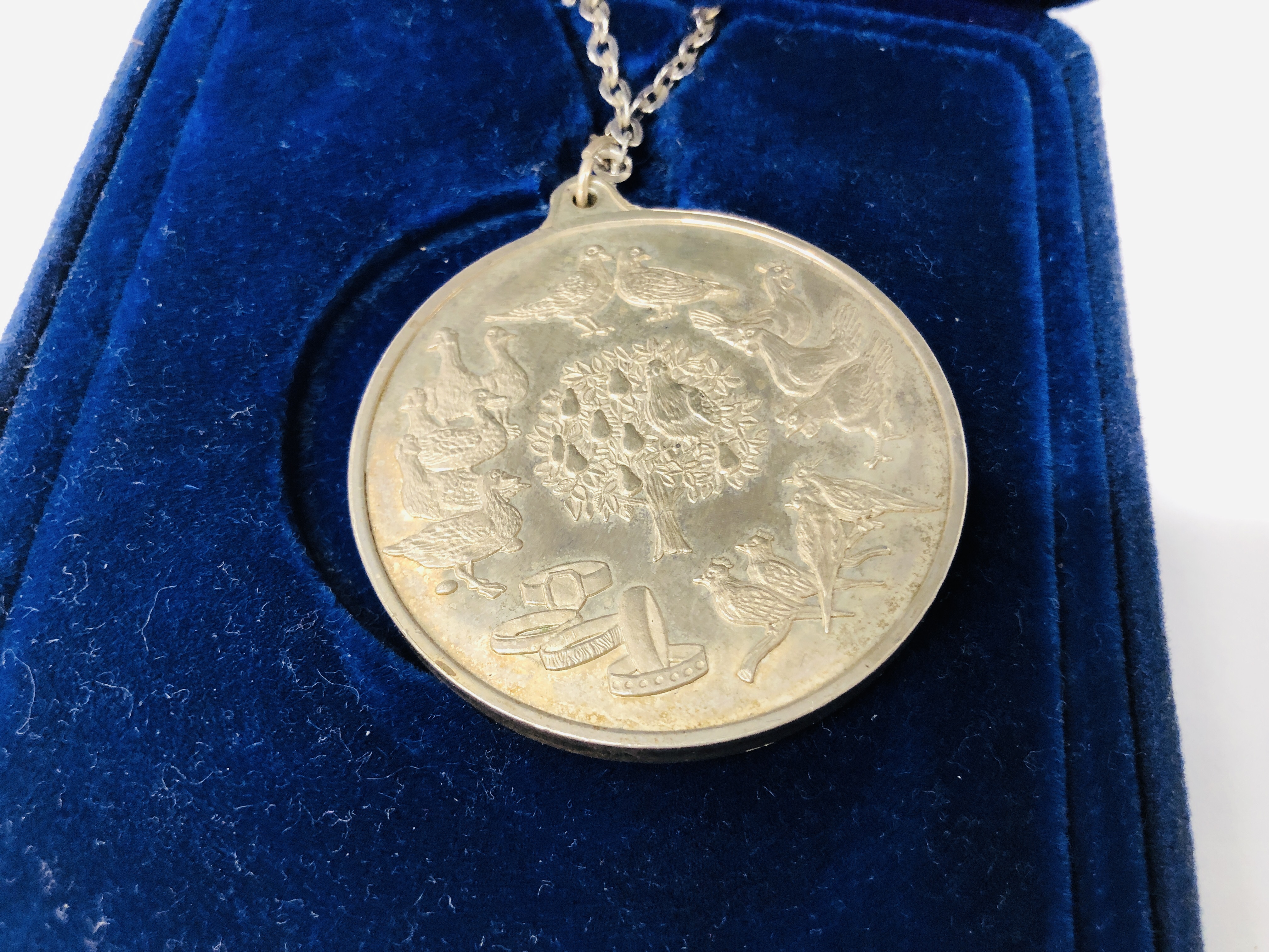 STERLING SILVER 12 DAYS OF CHRISTMAS MEDALLION ON A SILVER CHAIN. - Image 3 of 9