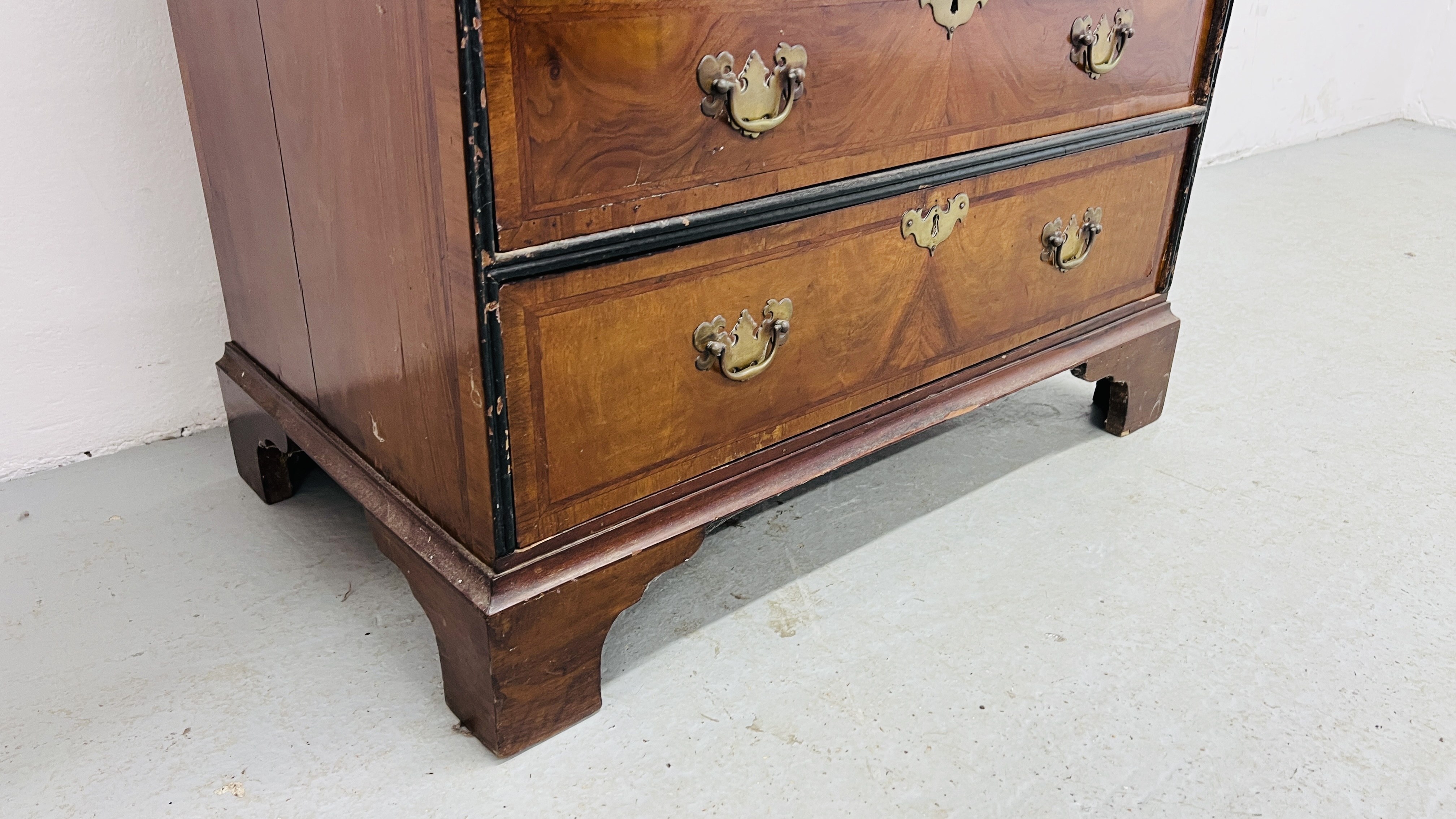 A GEORGE II WALNUT BUREAU, FALLING FRONT ENCLOSING FITTED INTERIOR WITH WELL, - Bild 3 aus 9
