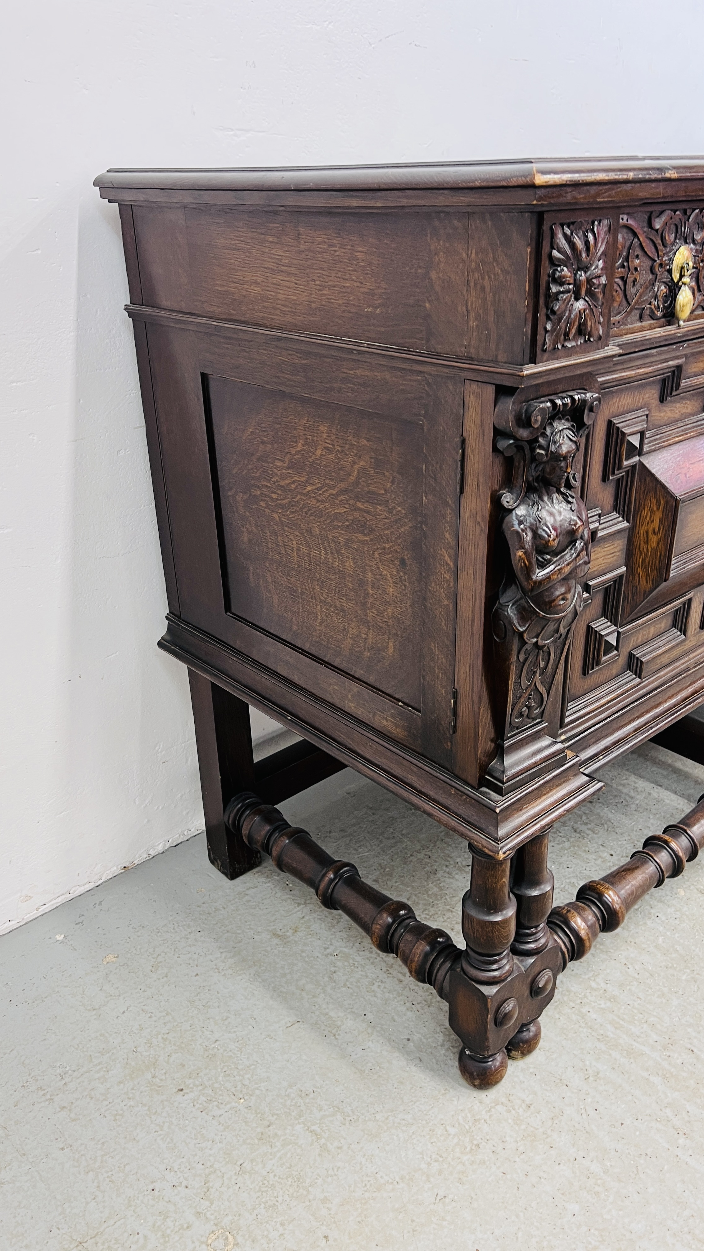A C20TH CARVED OAK SIDEBOARD IN C17TH STYLE BY HAMPTONS OF LONDON W 198CM, D 66CM, H 101CM. - Bild 8 aus 18