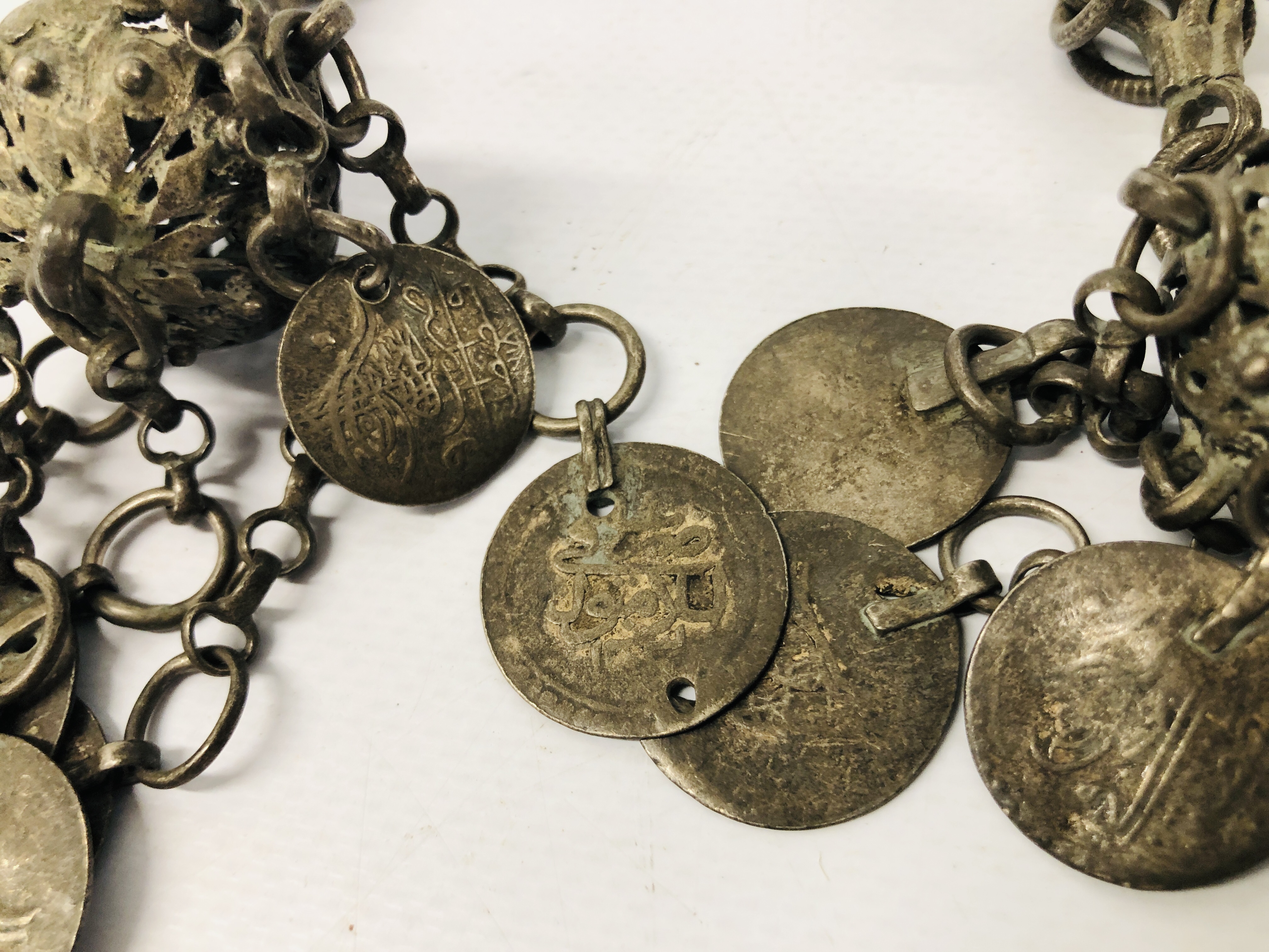 AN ANTIQUE PERSIAN DECORATIVE CHAIN WITH COIN TASSELS. - Image 3 of 6