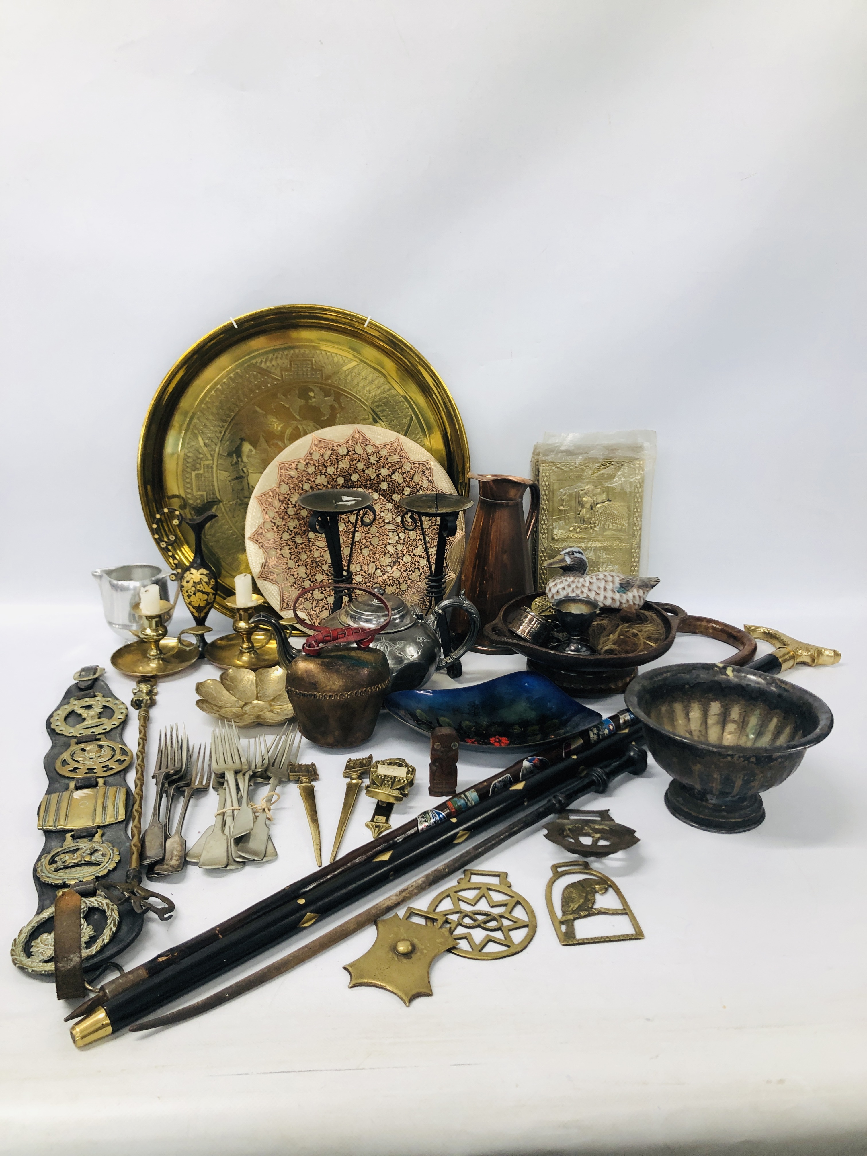 BOX OF ASSORTED METAL WARES TO INCLUDE THREE BRASS PLAQUES "A CHILD'S PRAYER",