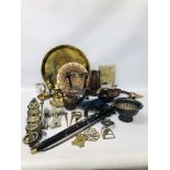 BOX OF ASSORTED METAL WARES TO INCLUDE THREE BRASS PLAQUES "A CHILD'S PRAYER",