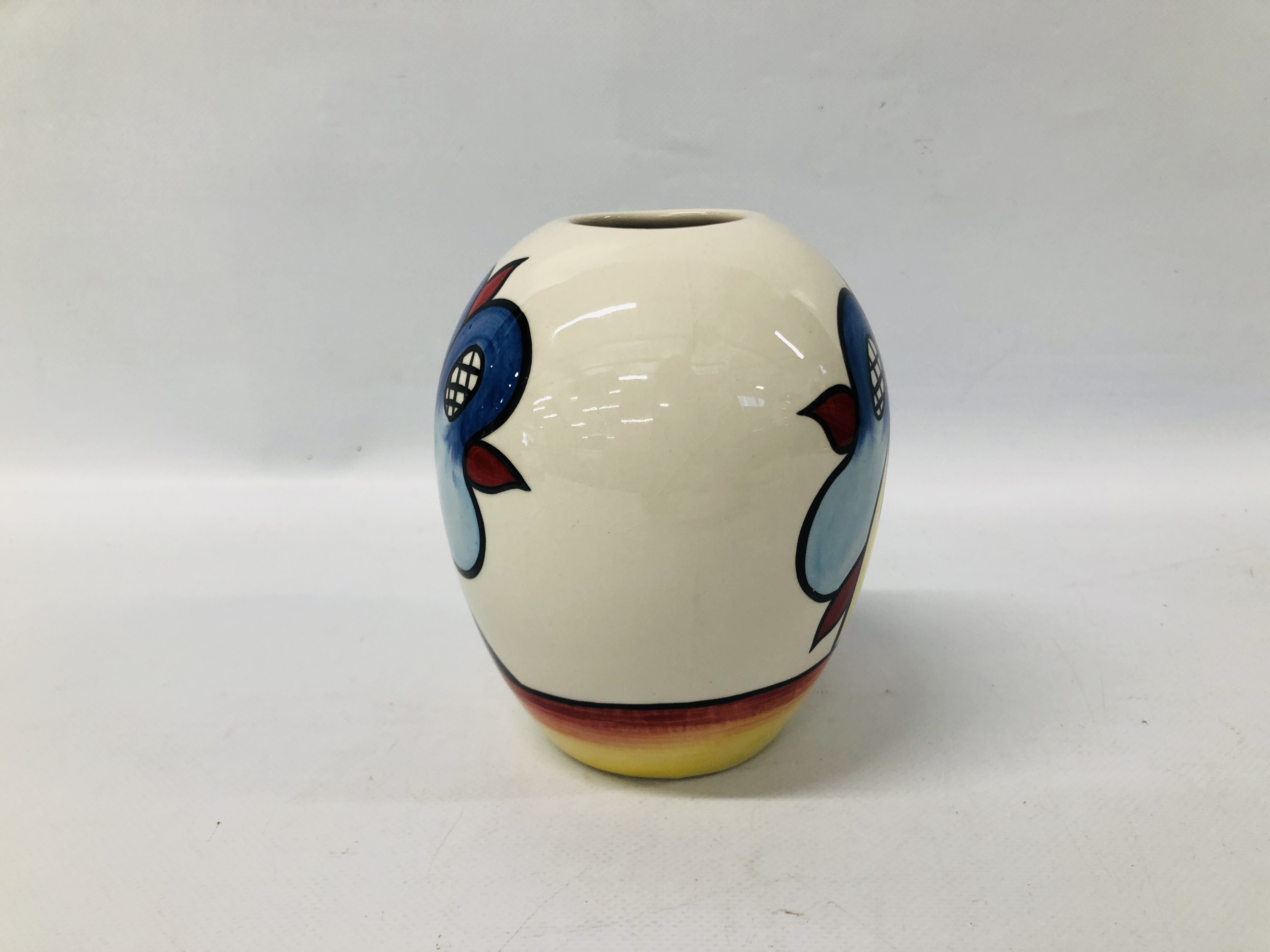 LORNA BAILEY "LAKESIDE" VASE BEARING SIGNATURE, H 14CM.