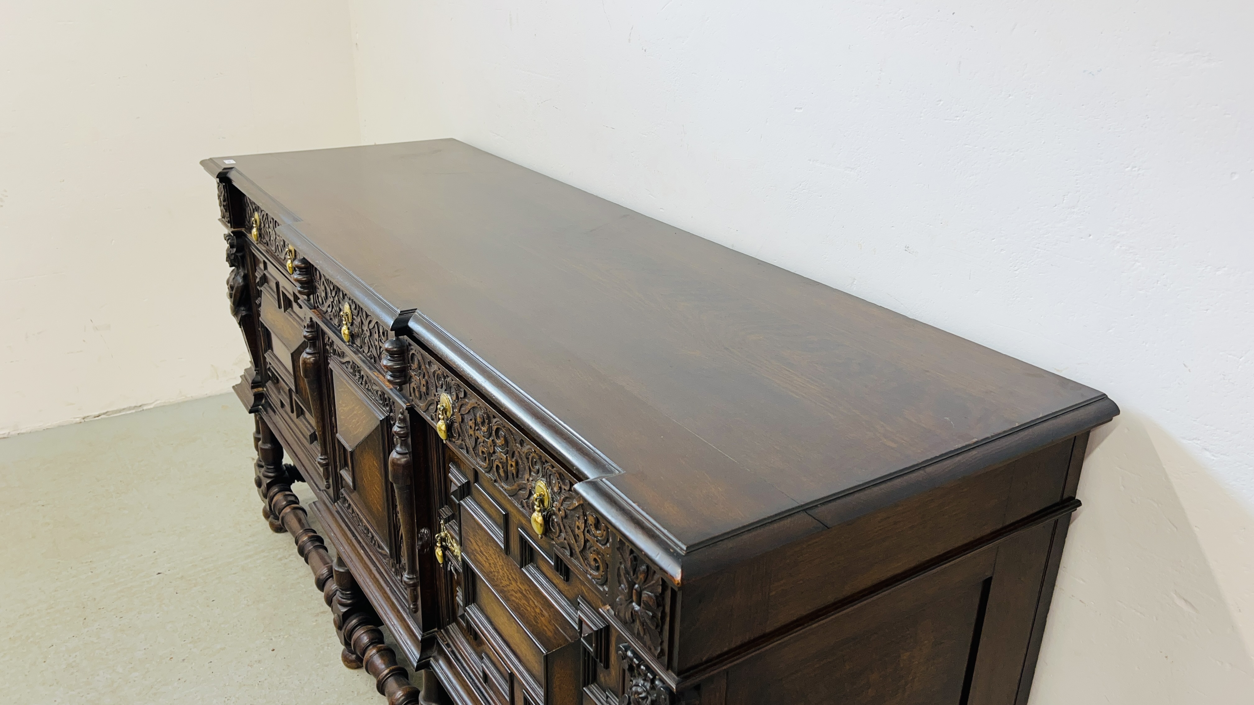 A C20TH CARVED OAK SIDEBOARD IN C17TH STYLE BY HAMPTONS OF LONDON W 198CM, D 66CM, H 101CM. - Bild 3 aus 18