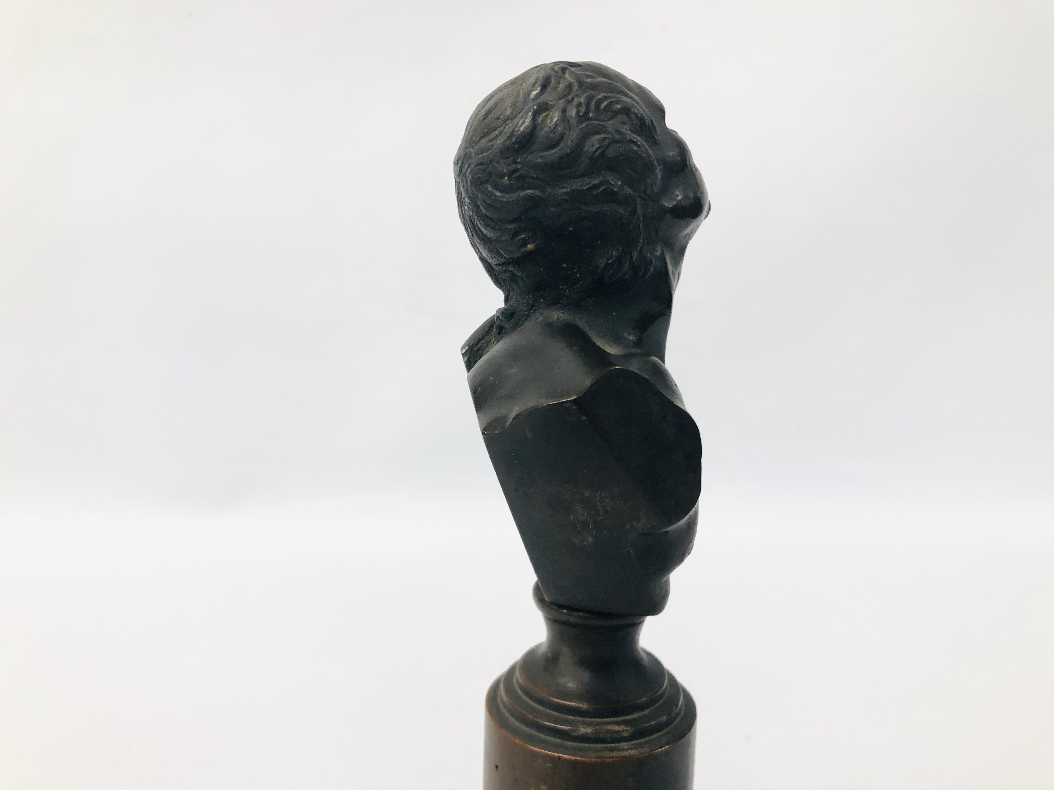 A BRONZE BUST OF A GENTLEMAN MOUNTED ON A COLUMN WITH SQUARE BASE, H 25CM. - Image 5 of 7