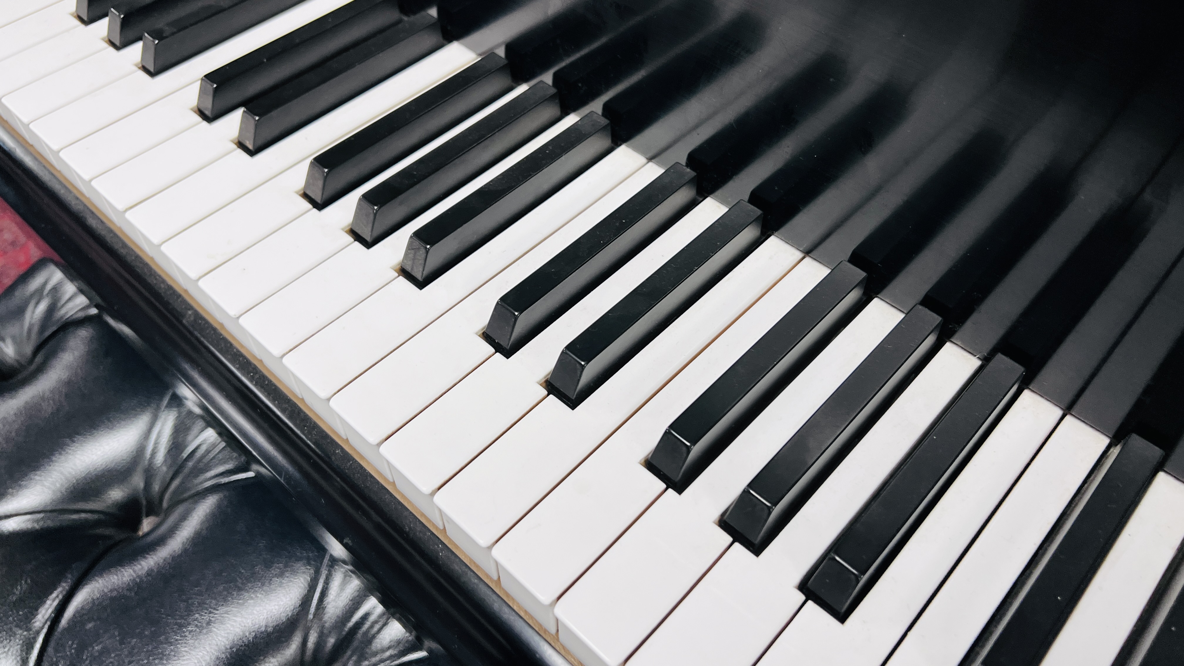 A BALDWIN BABY GRAND PIANO AND BUTTONED PIANO STOOL. - Image 16 of 23