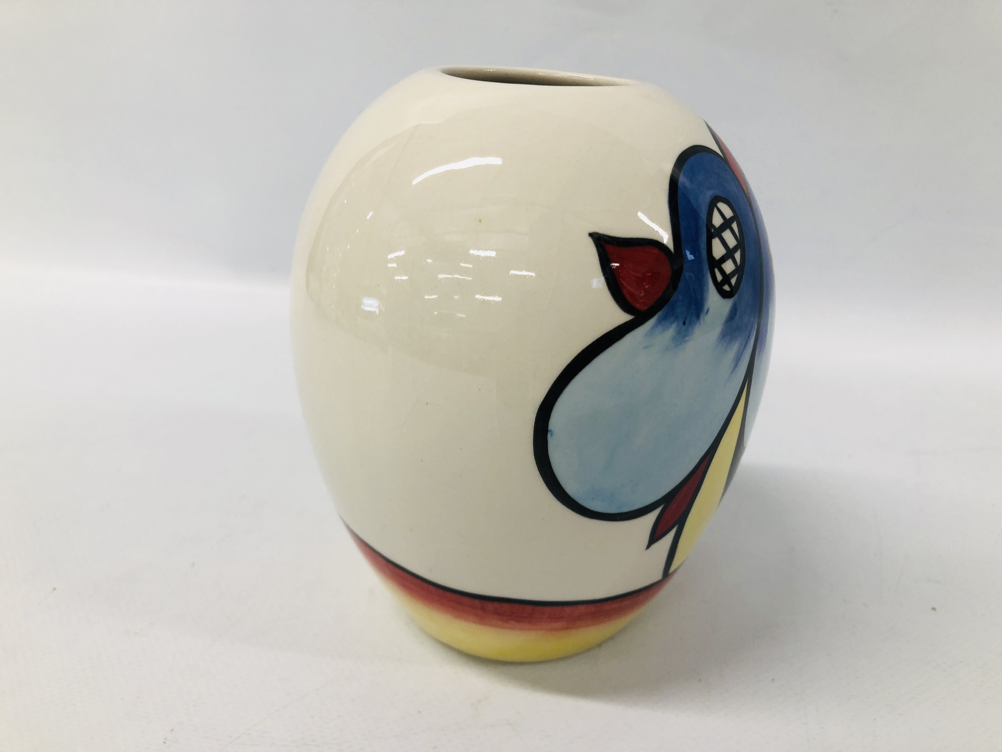 LORNA BAILEY "LAKESIDE" VASE BEARING SIGNATURE, H 14CM. - Image 4 of 6