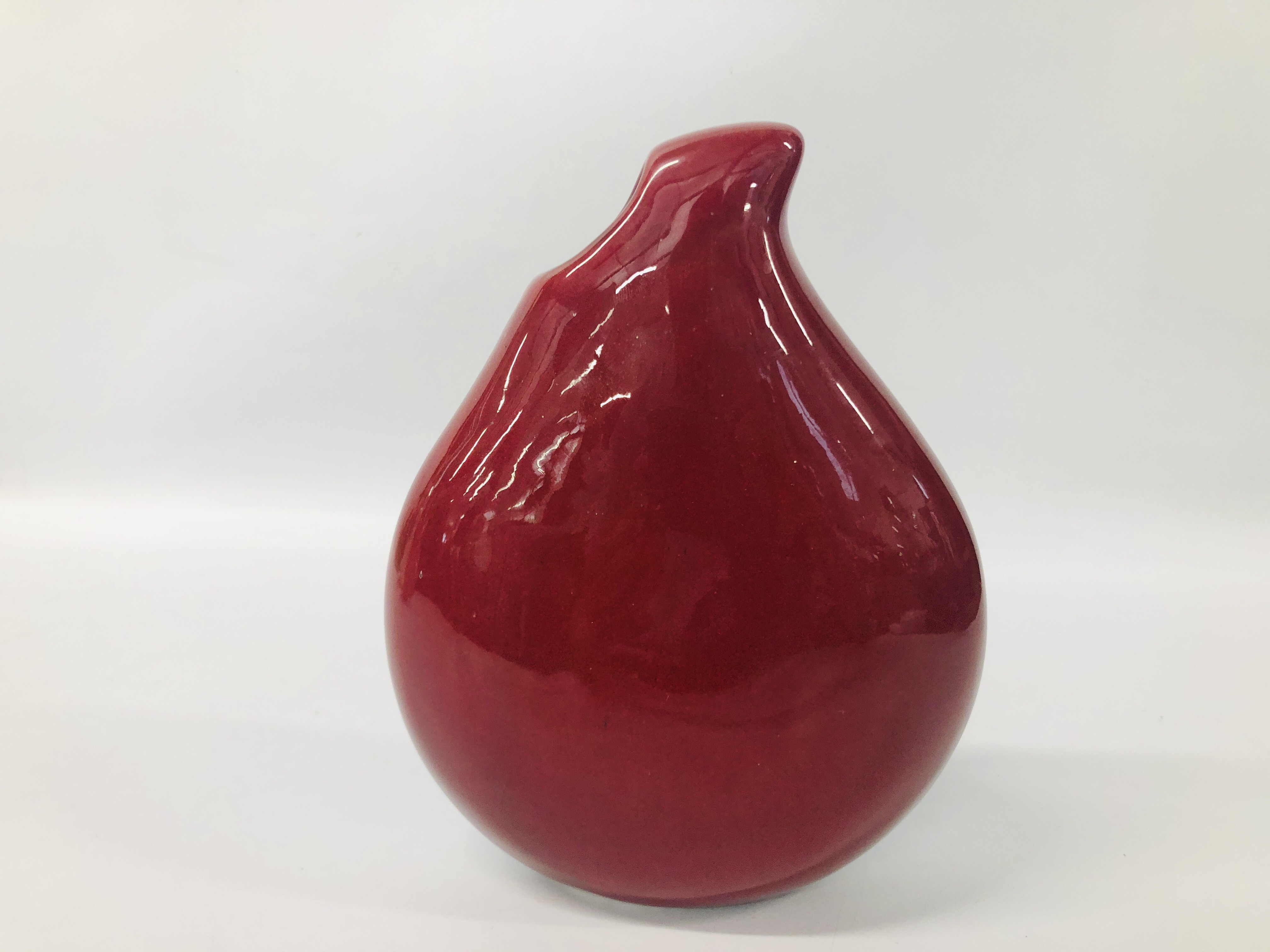 AN ANITA HARRIS STUDIO POTTERY TEARDROP VASE "COMING HOME", H 23CM. - Image 6 of 7