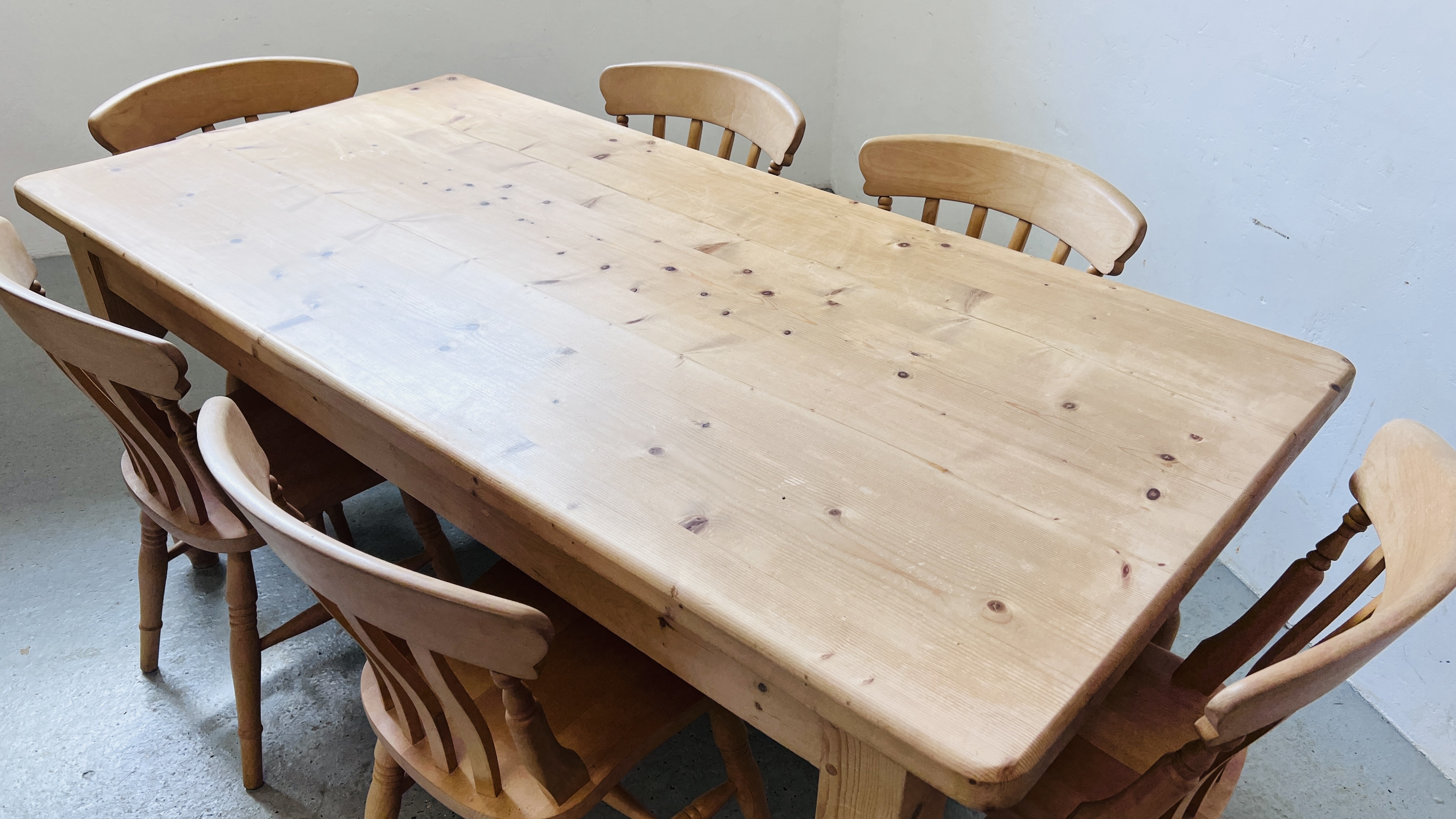 A HEAVY SOLID PINE FARMHOUSE KITCHEN TABLE ON TURNED LEG WITH DRAWER TO END W 90CM, - Bild 2 aus 15