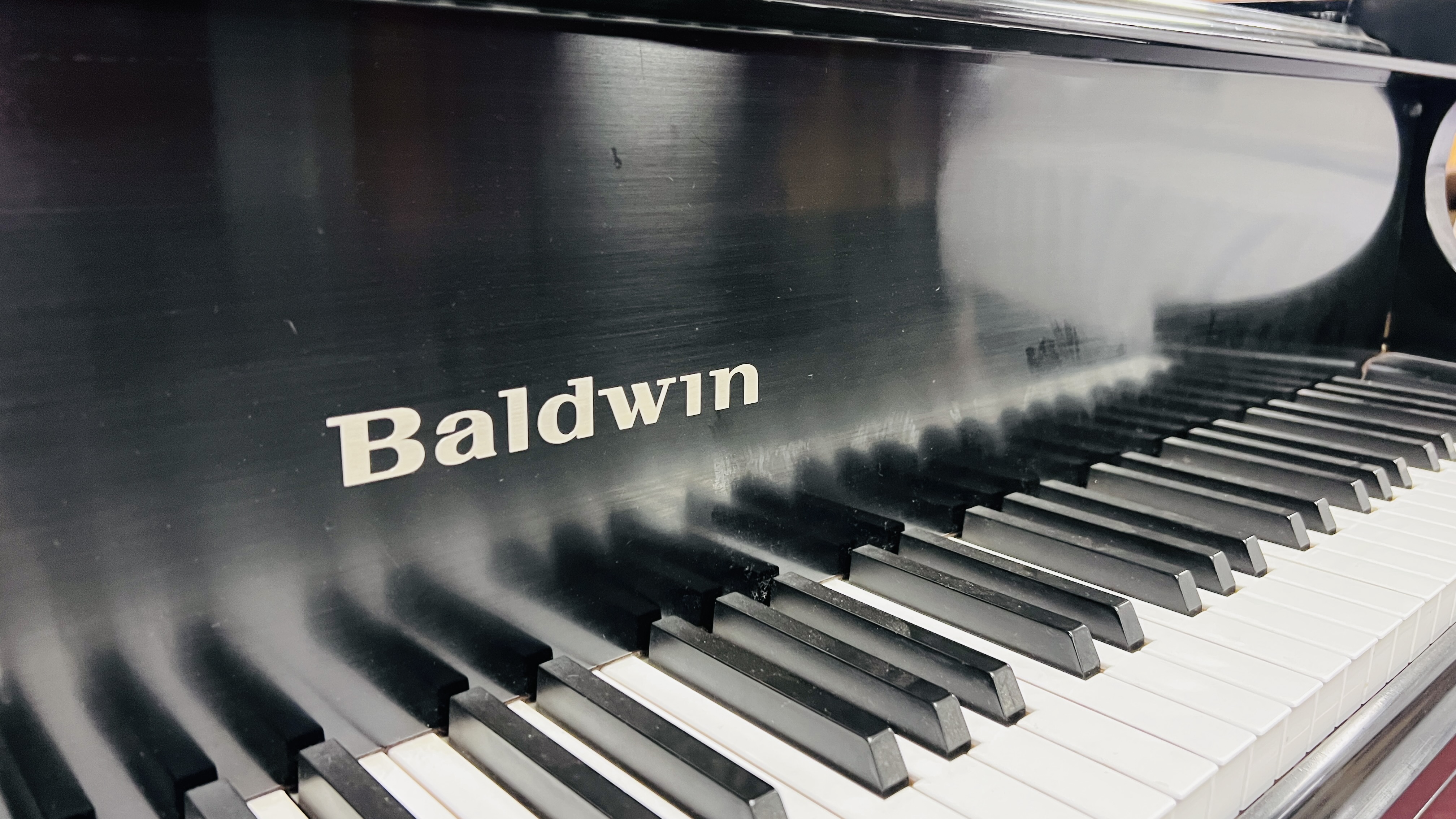 A BALDWIN BABY GRAND PIANO AND BUTTONED PIANO STOOL. - Image 14 of 23
