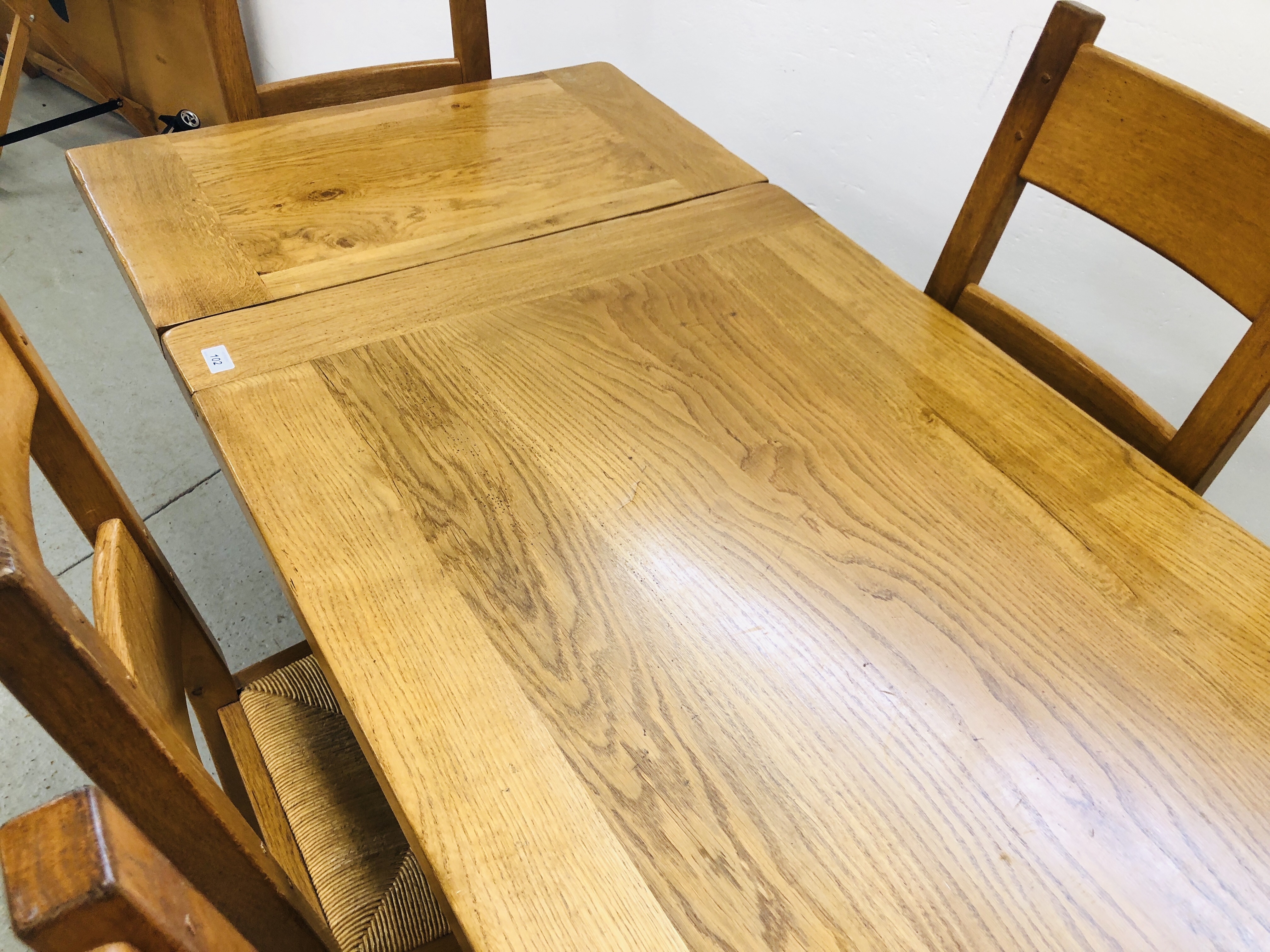 A MODERN GOOD QUALITY SOLID OAK EXTENDING DINING TABLE WITH SINGLE DRAWER W 75CM, - Bild 4 aus 6